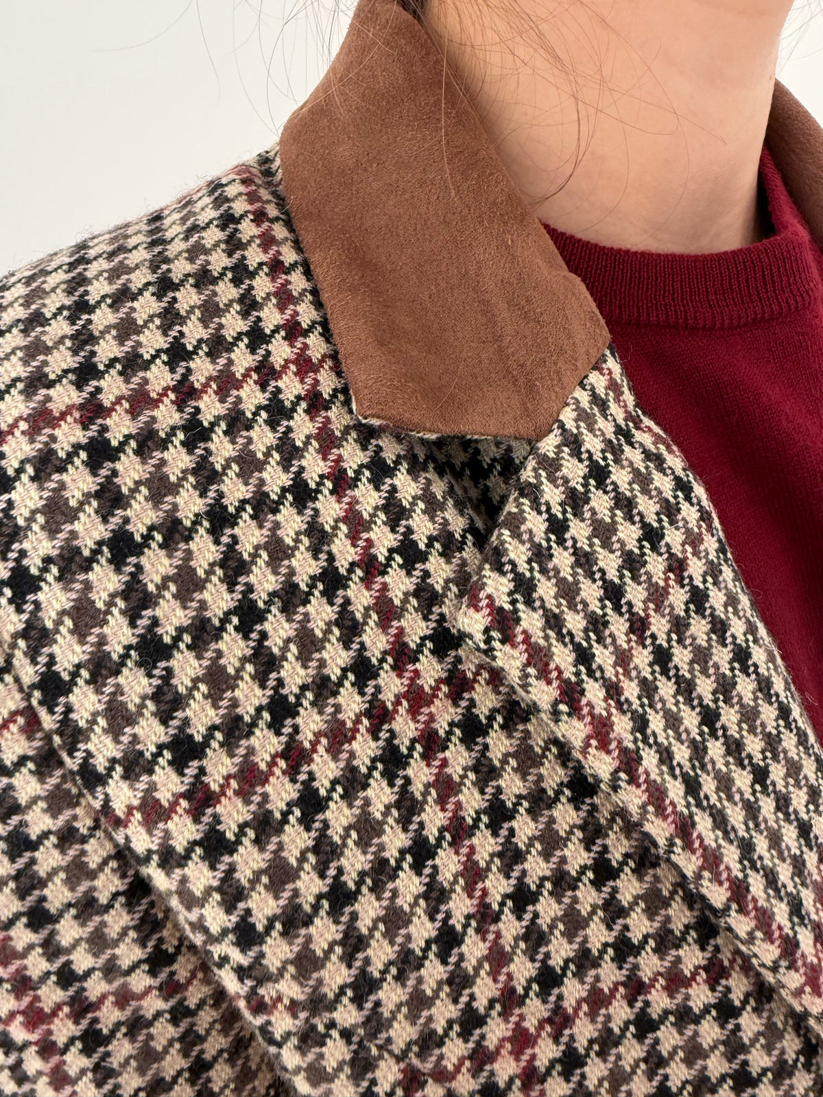 Sacou cambrat din tweed de lana ivoire pied de coq cu burgundy și Navy