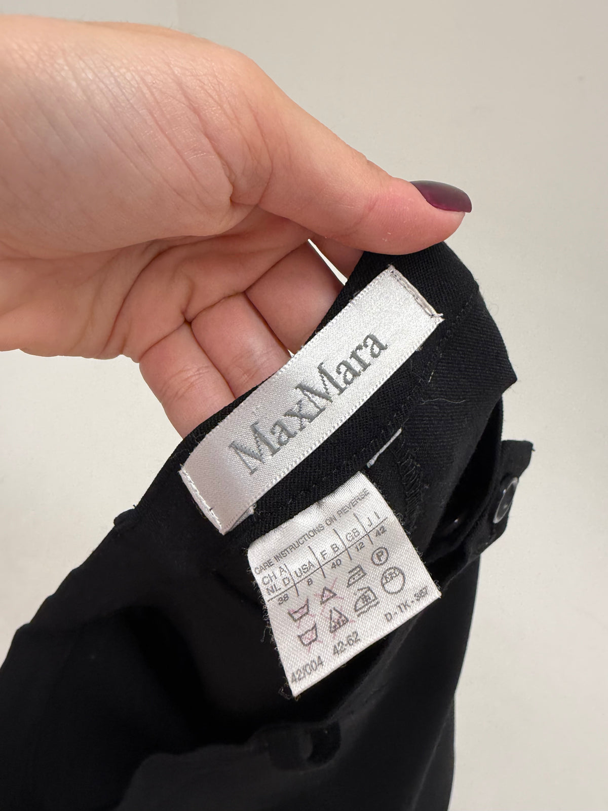 Pantaloni Max Mara negri țigaretă din lana extrafina confort petite