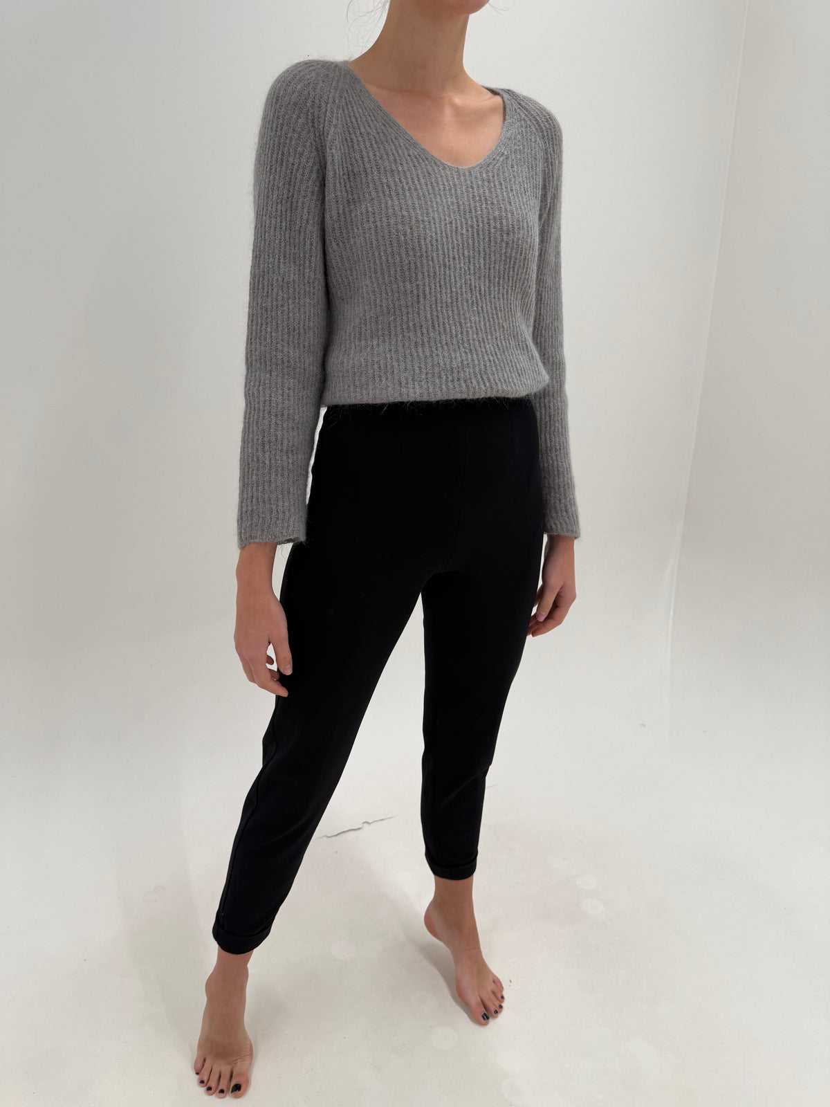 Pantaloni Max Mara negri țigaretă din lana extrafina confort petite