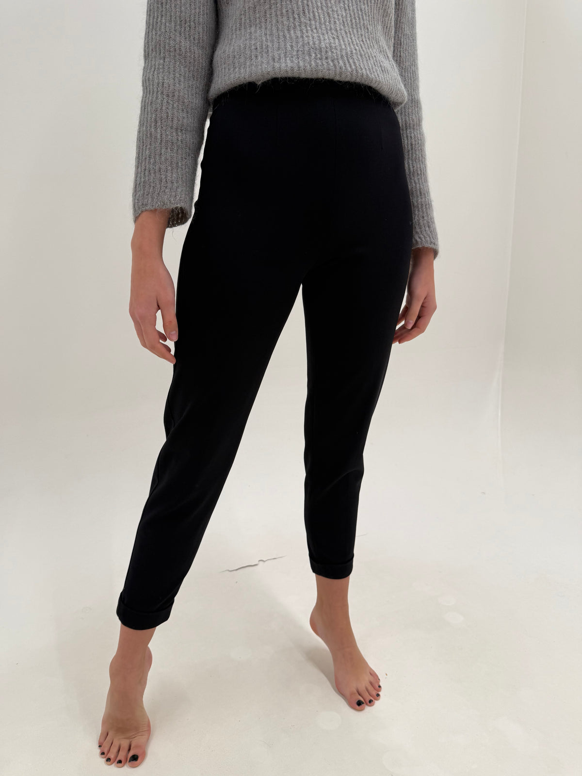 Pantaloni Max Mara negri țigaretă din lana extrafina confort petite