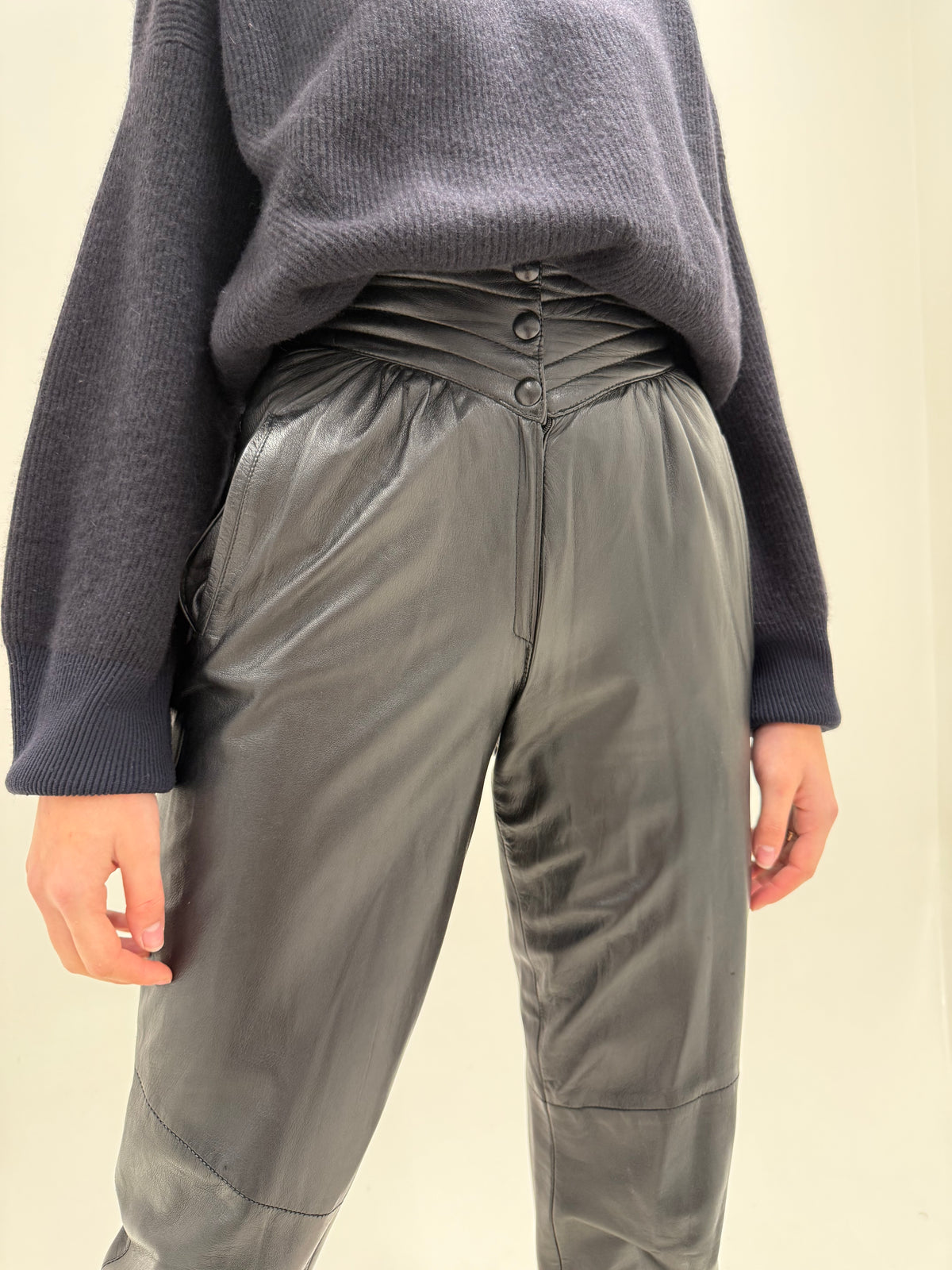 Pantaloni din piele naturală extra moale cu talie extrem de înaltă ultra marcată