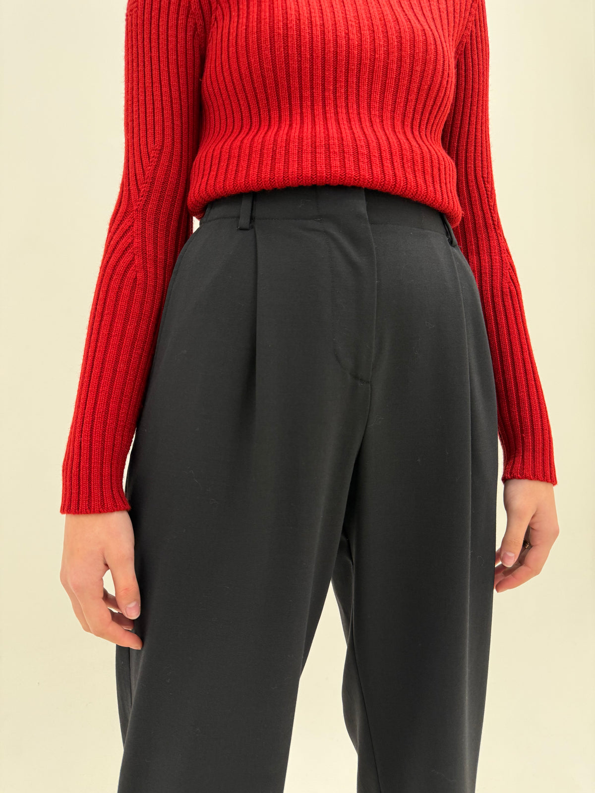 Pantaloni de brand super premium Sessun din lana extrafina cu pense și talie extrem de înaltă