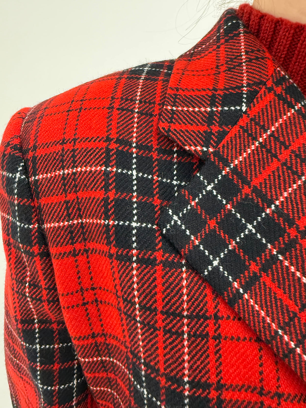 Sacou petite din tartan gros de lana în culori clasice în croi cambrat și lung