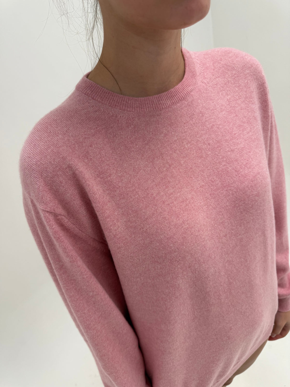 Pulover din cașmir multiply powder pink de brand premium în croi lejer
