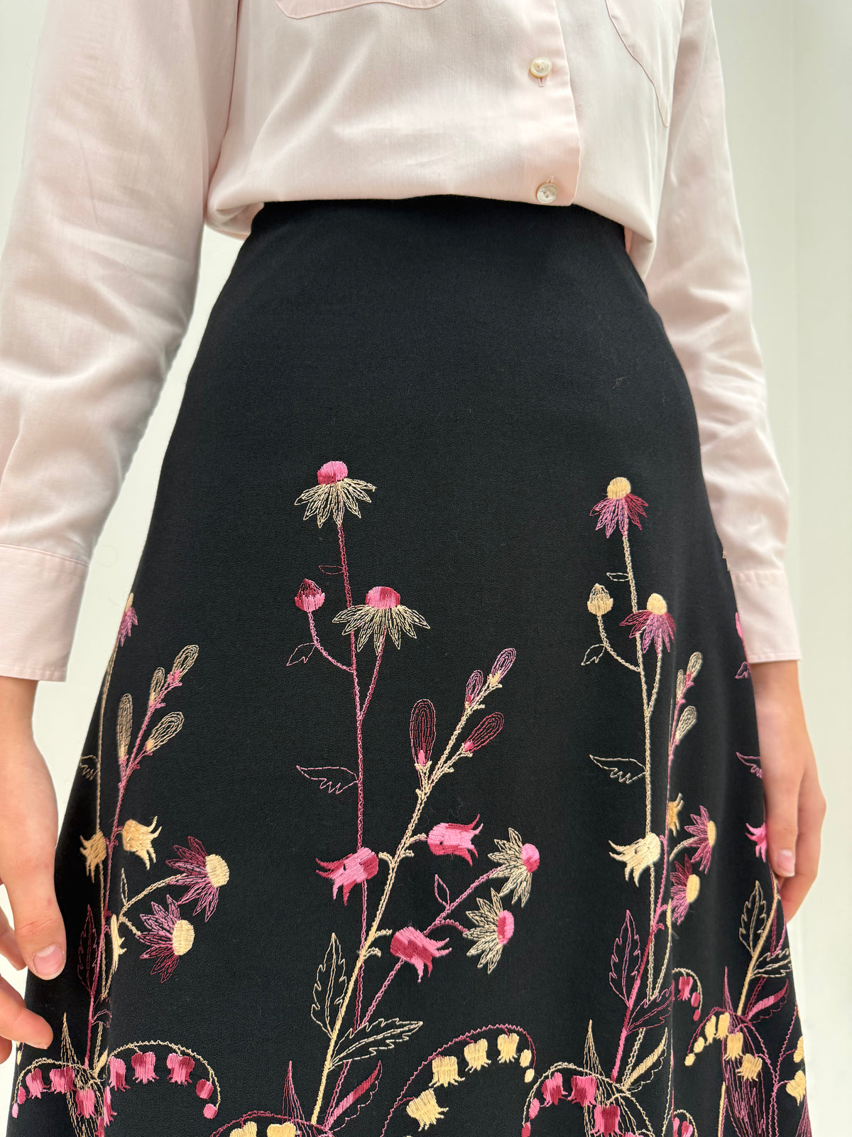 Fustă vintage din crep de lana extrafina cu broderie excepțională delicată