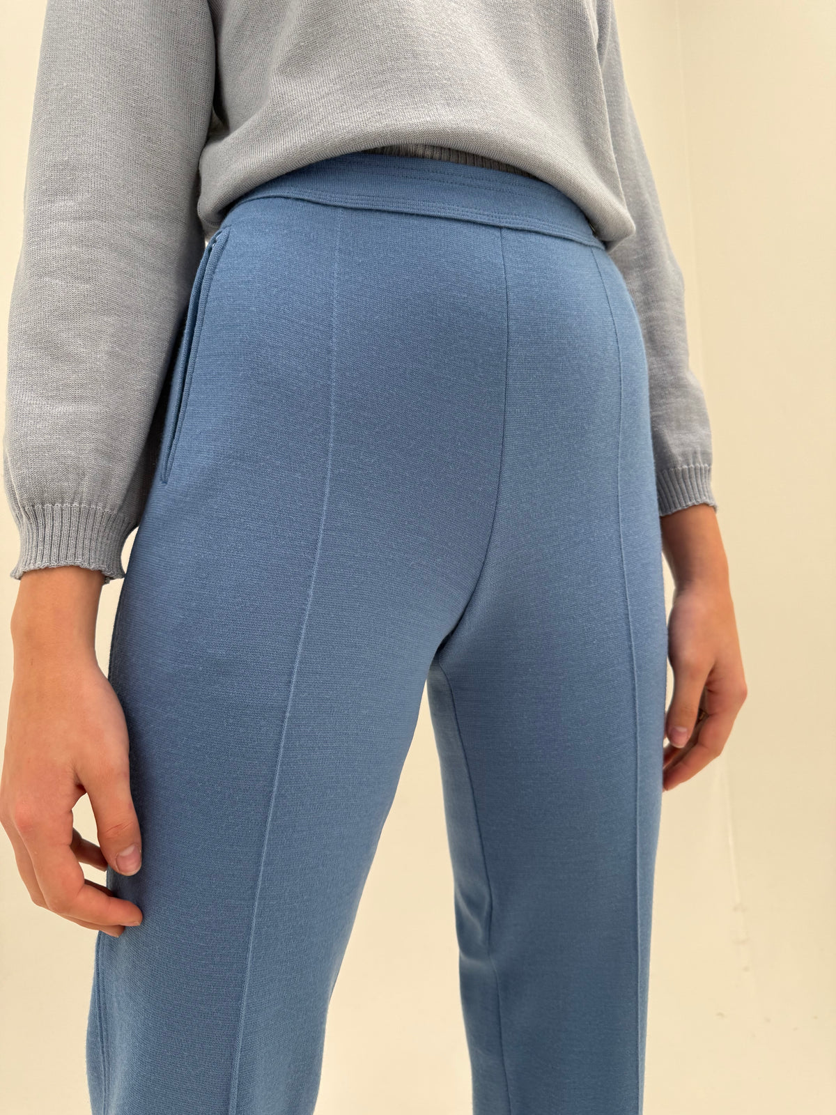 Pantaloni vintage dusty albastru ciel din tricot dens ultra confort din mix de lana