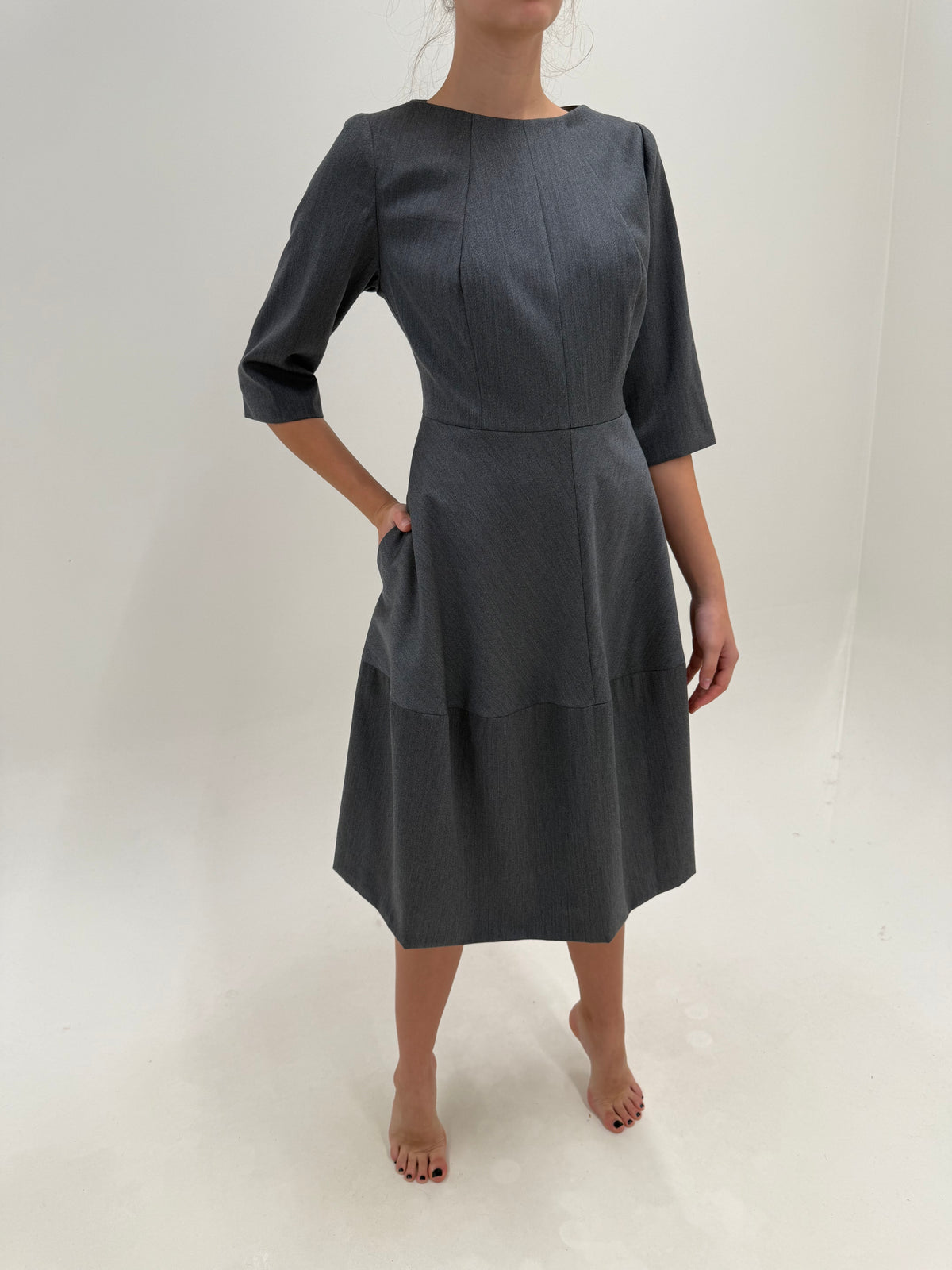 Rochie midi în croi modernizat de ani 50 din stofă de lana extrafina cu buzunare