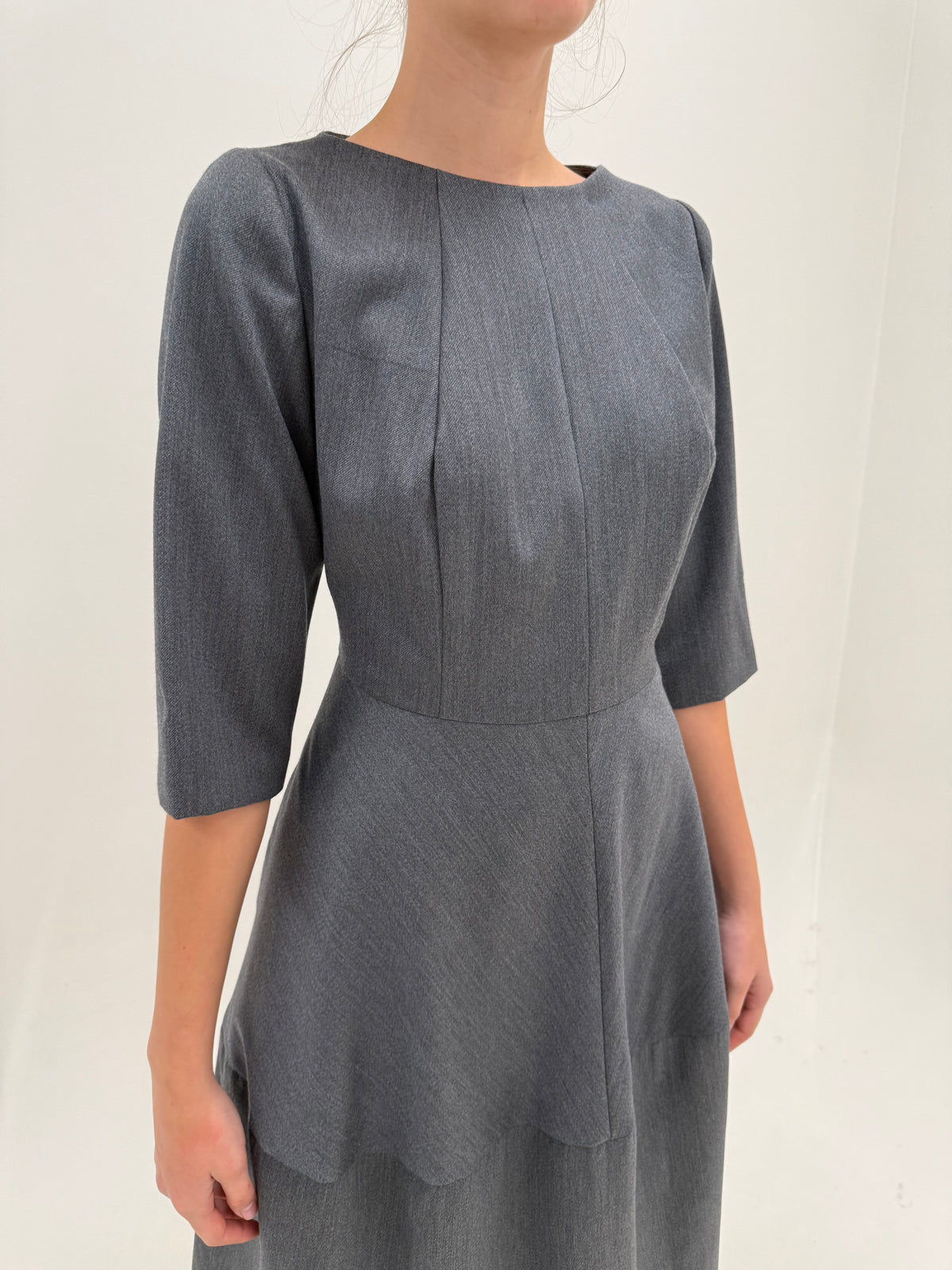 Rochie midi în croi modernizat de ani 50 din stofă de lana extrafina cu buzunare