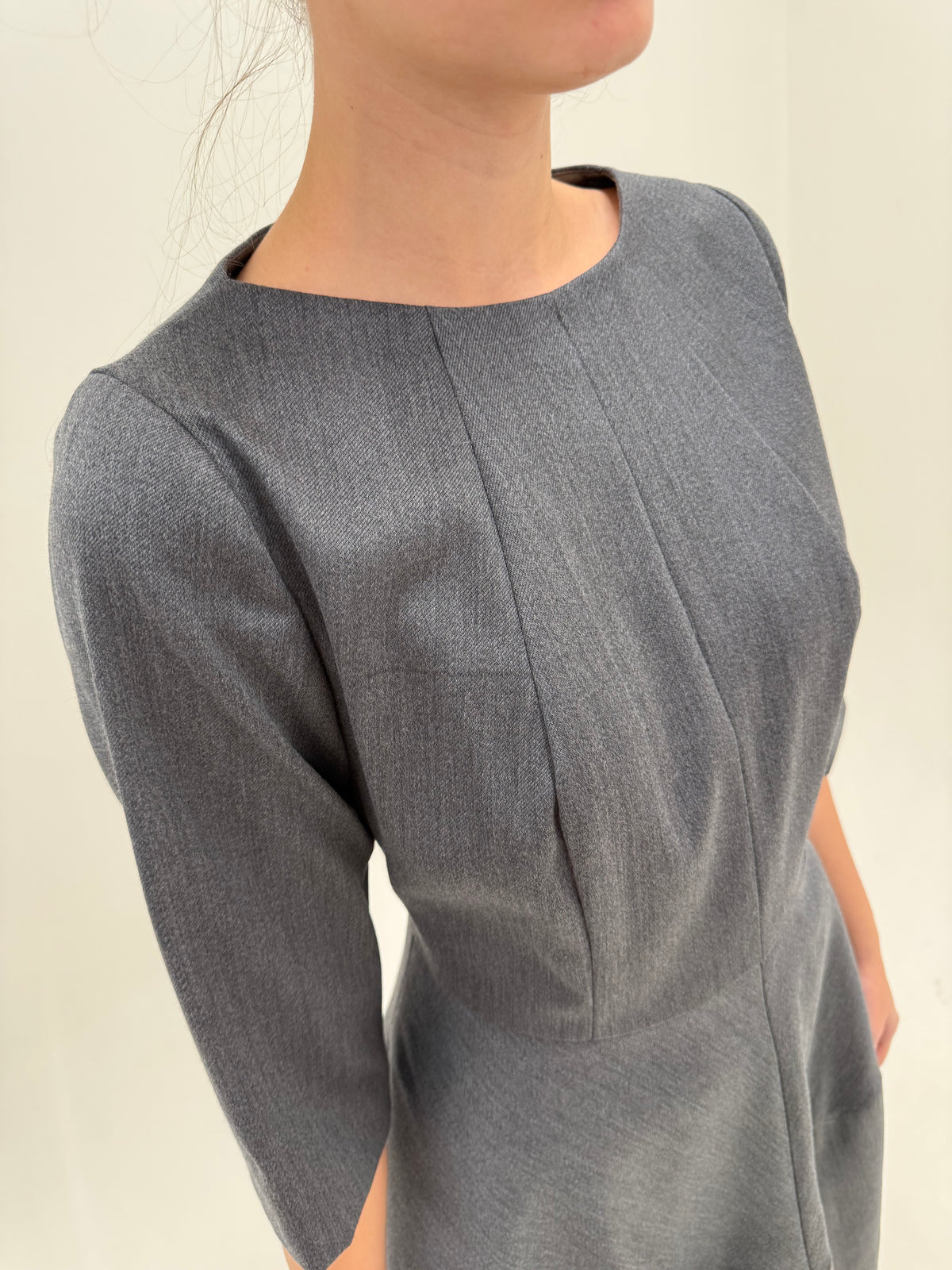 Rochie midi în croi modernizat de ani 50 din stofă de lana extrafina cu buzunare