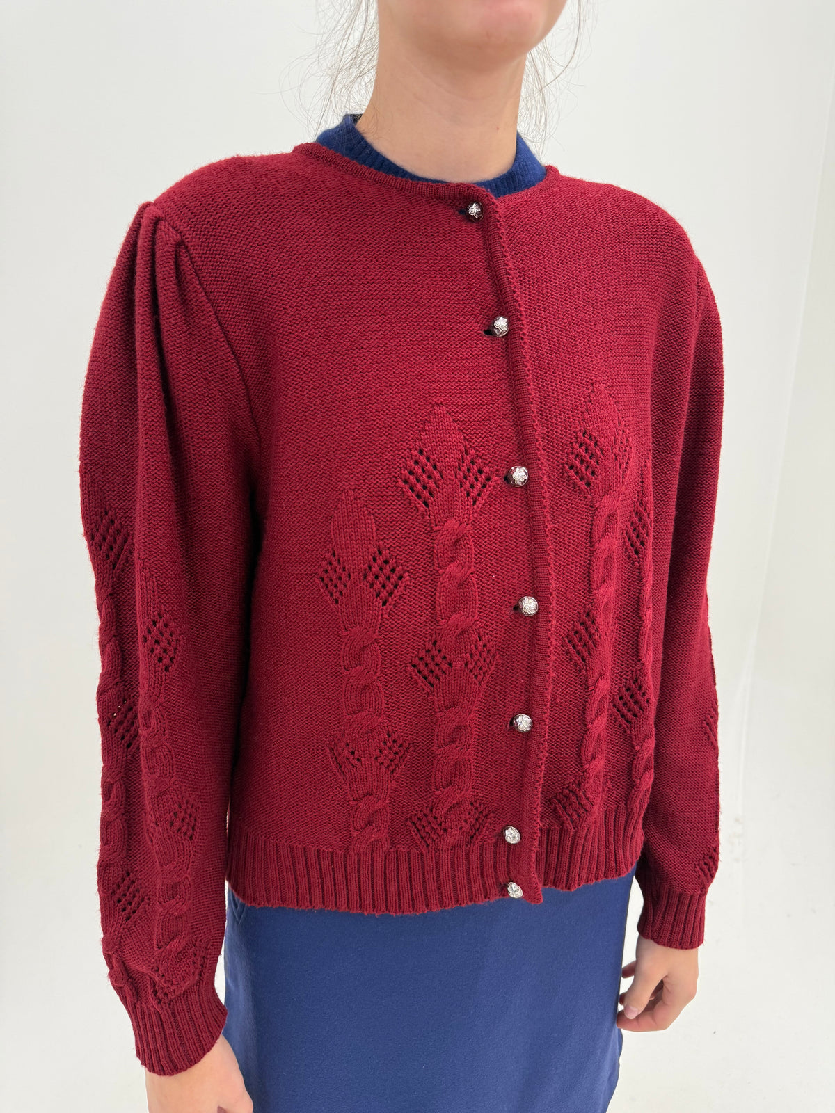 Cardigan vintage din lana plină extrafina burgundy cu mâneci ușor bufante și nasturi bijuterie