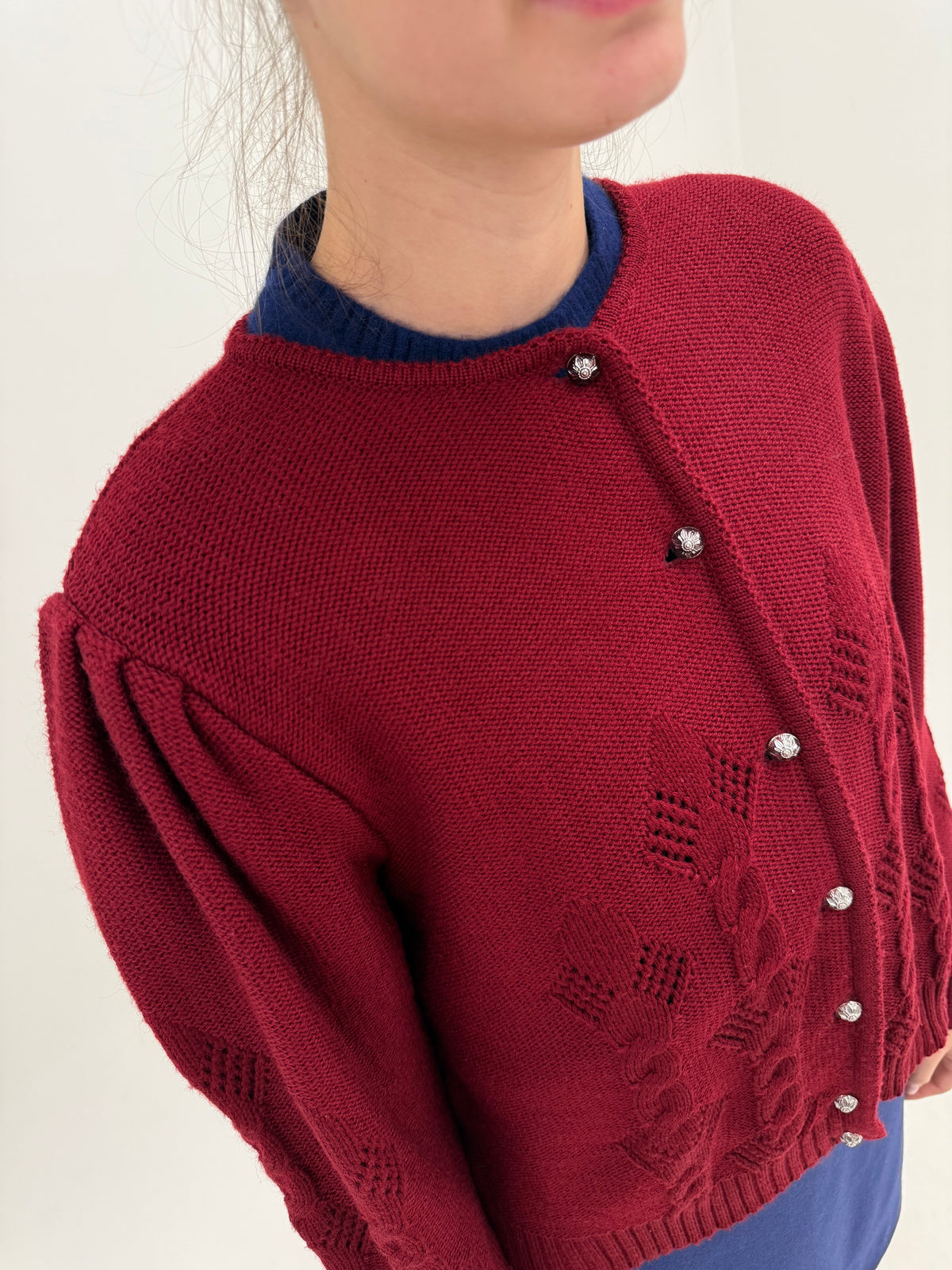 Cardigan vintage din lana plină extrafina burgundy cu mâneci ușor bufante și nasturi bijuterie