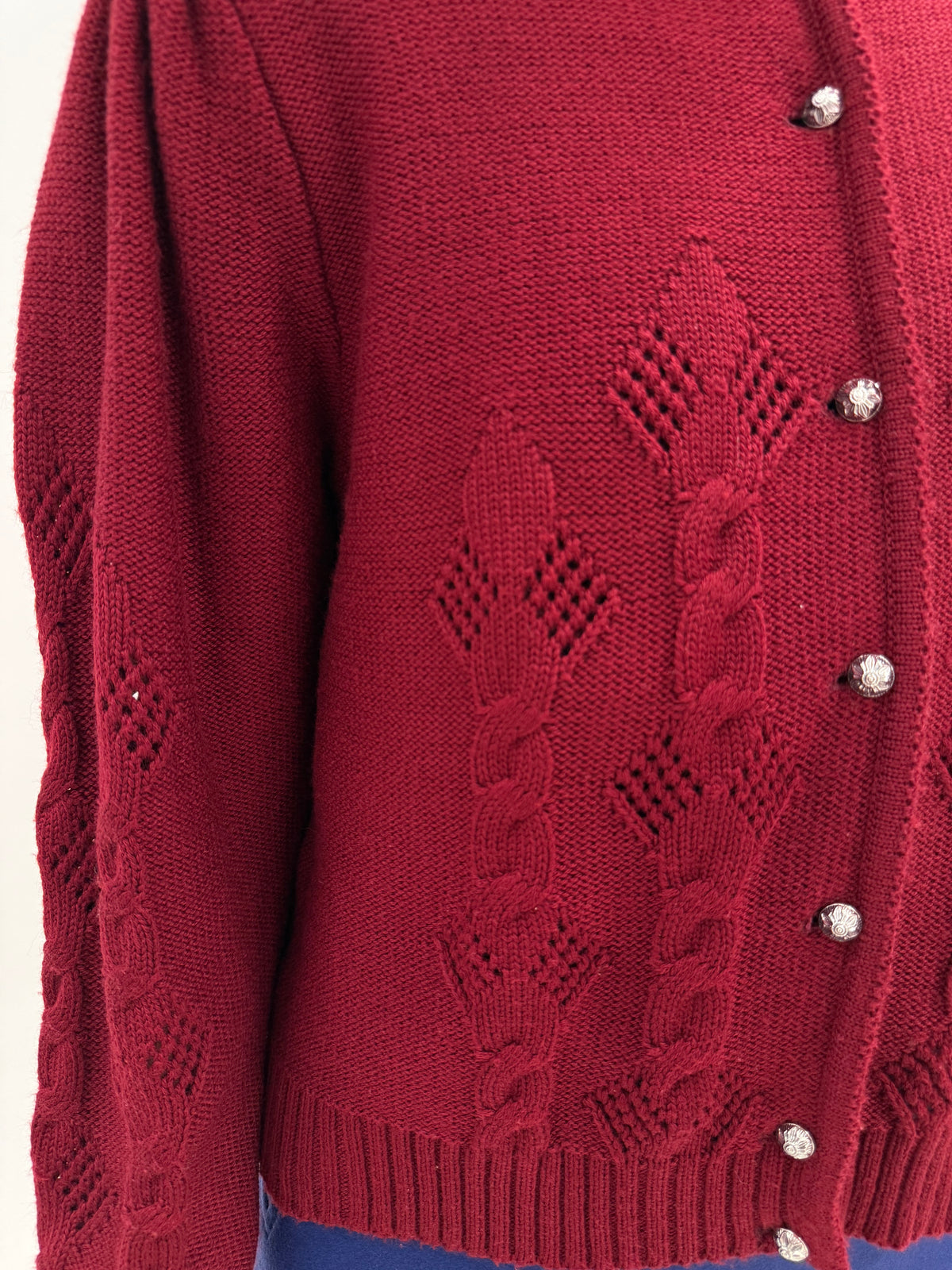 Cardigan vintage din lana plină extrafina burgundy cu mâneci ușor bufante și nasturi bijuterie