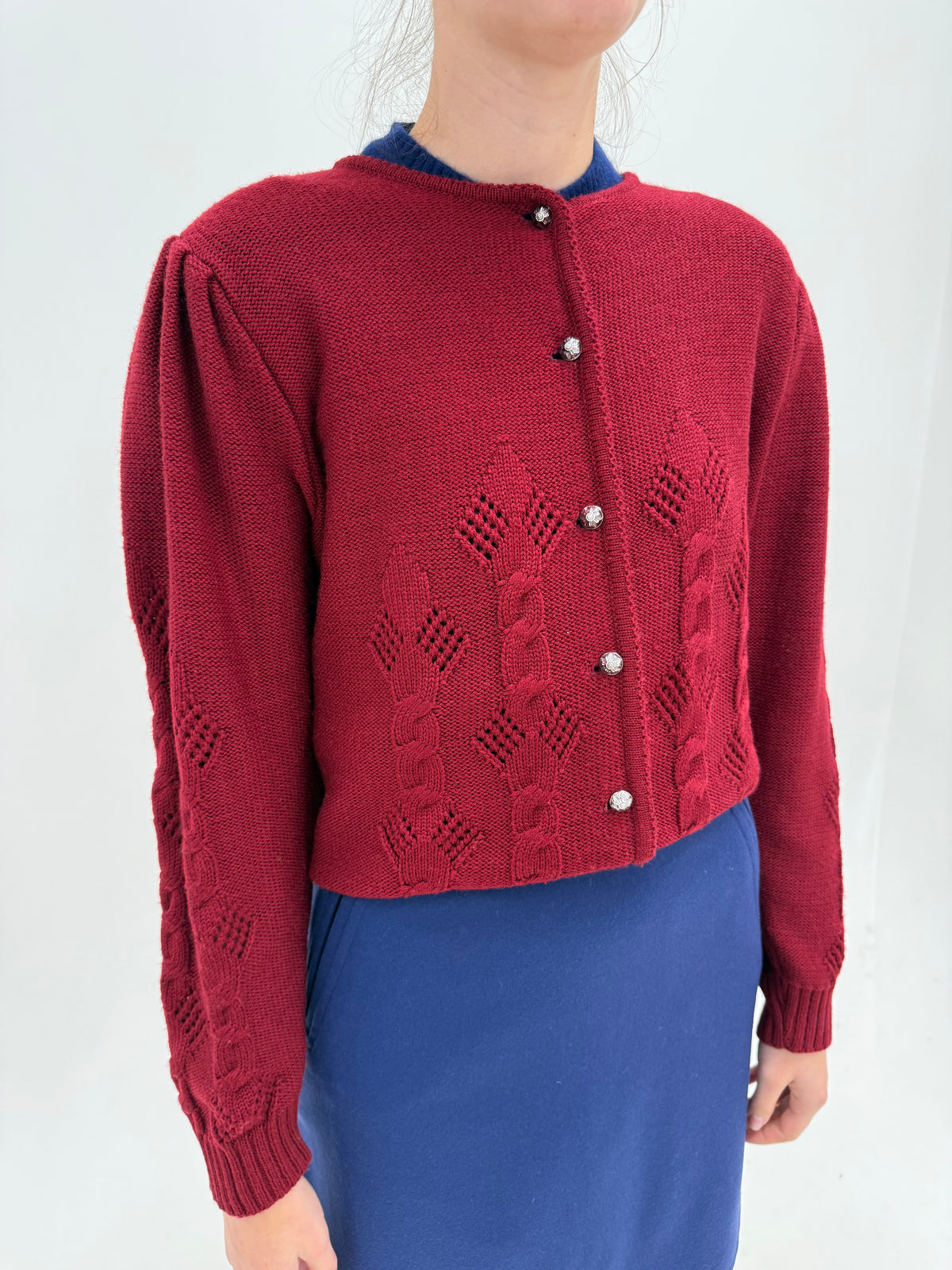 Cardigan vintage din lana plină extrafina burgundy cu mâneci ușor bufante și nasturi bijuterie