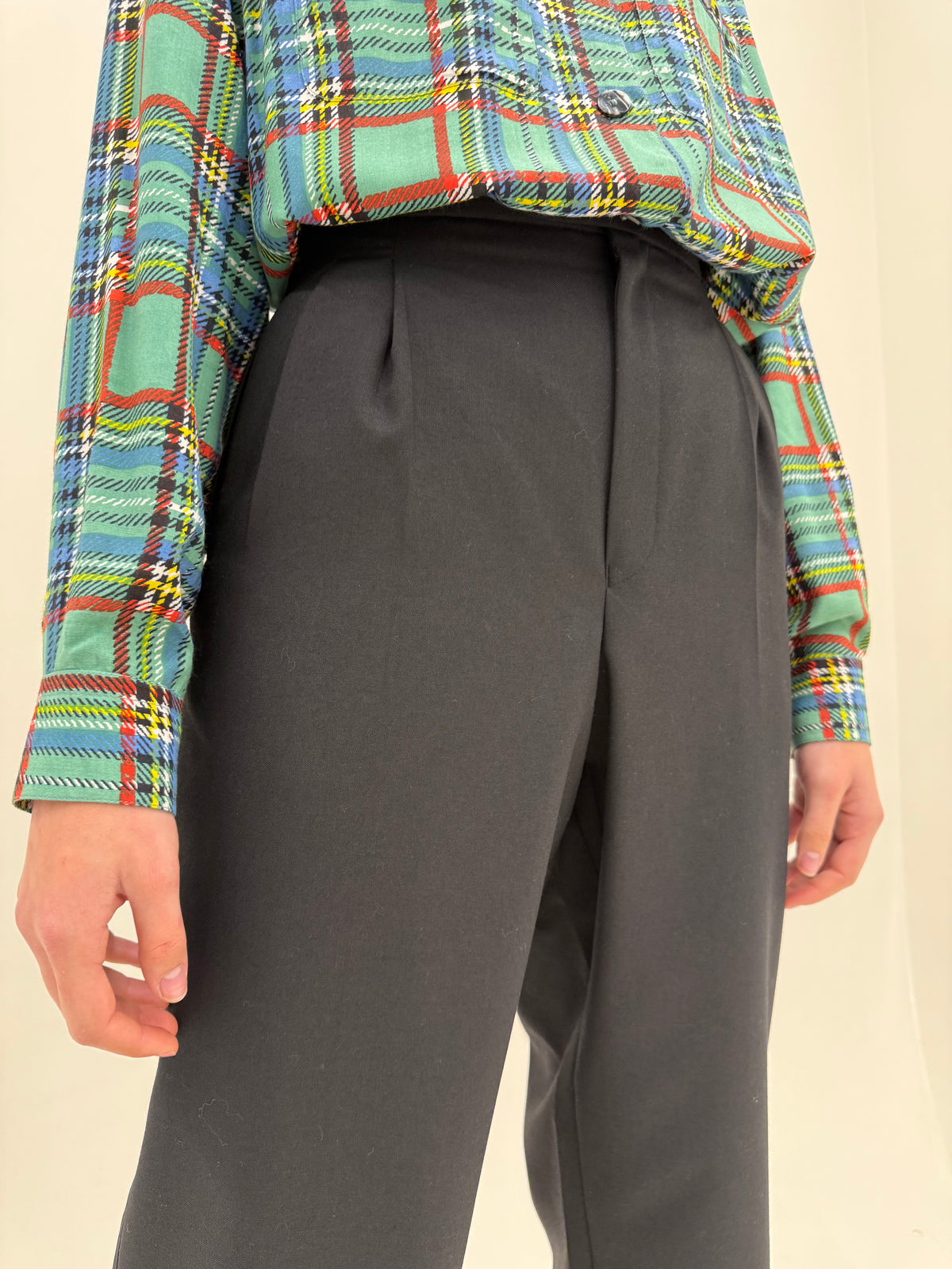 Pantaloni negri cu pense și talie ultra înaltă din lana extrafina