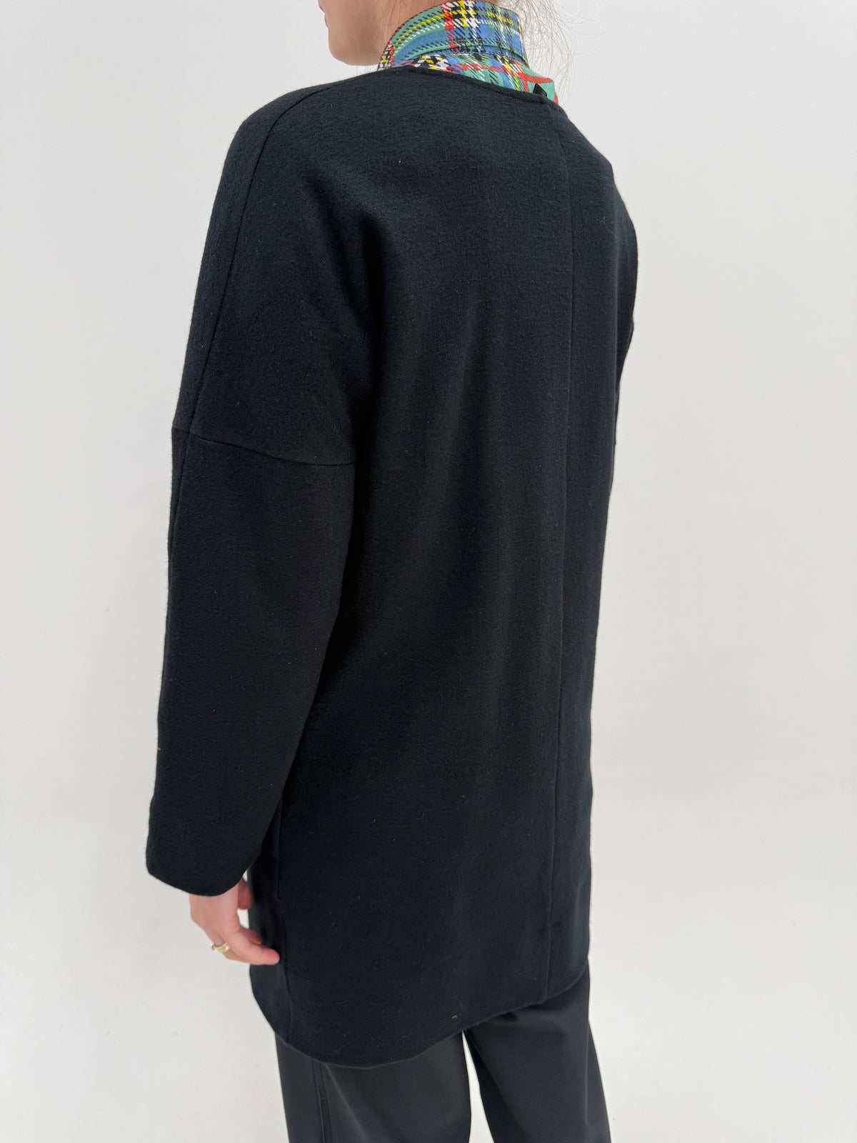 Palton COS negru din ‘boiled wool’ - lana cu bumbac în croi minimalist oversized