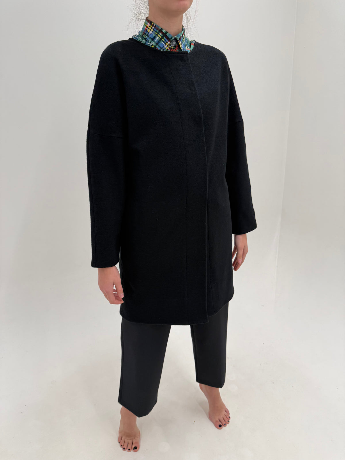Palton COS negru din ‘boiled wool’ - lana cu bumbac în croi minimalist oversized