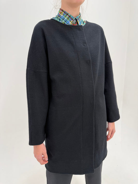 Palton COS negru din ‘boiled wool’ - lana cu bumbac în croi minimalist oversized