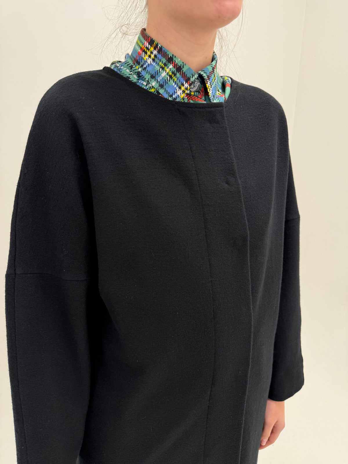 Palton COS negru din ‘boiled wool’ - lana cu bumbac în croi minimalist oversized