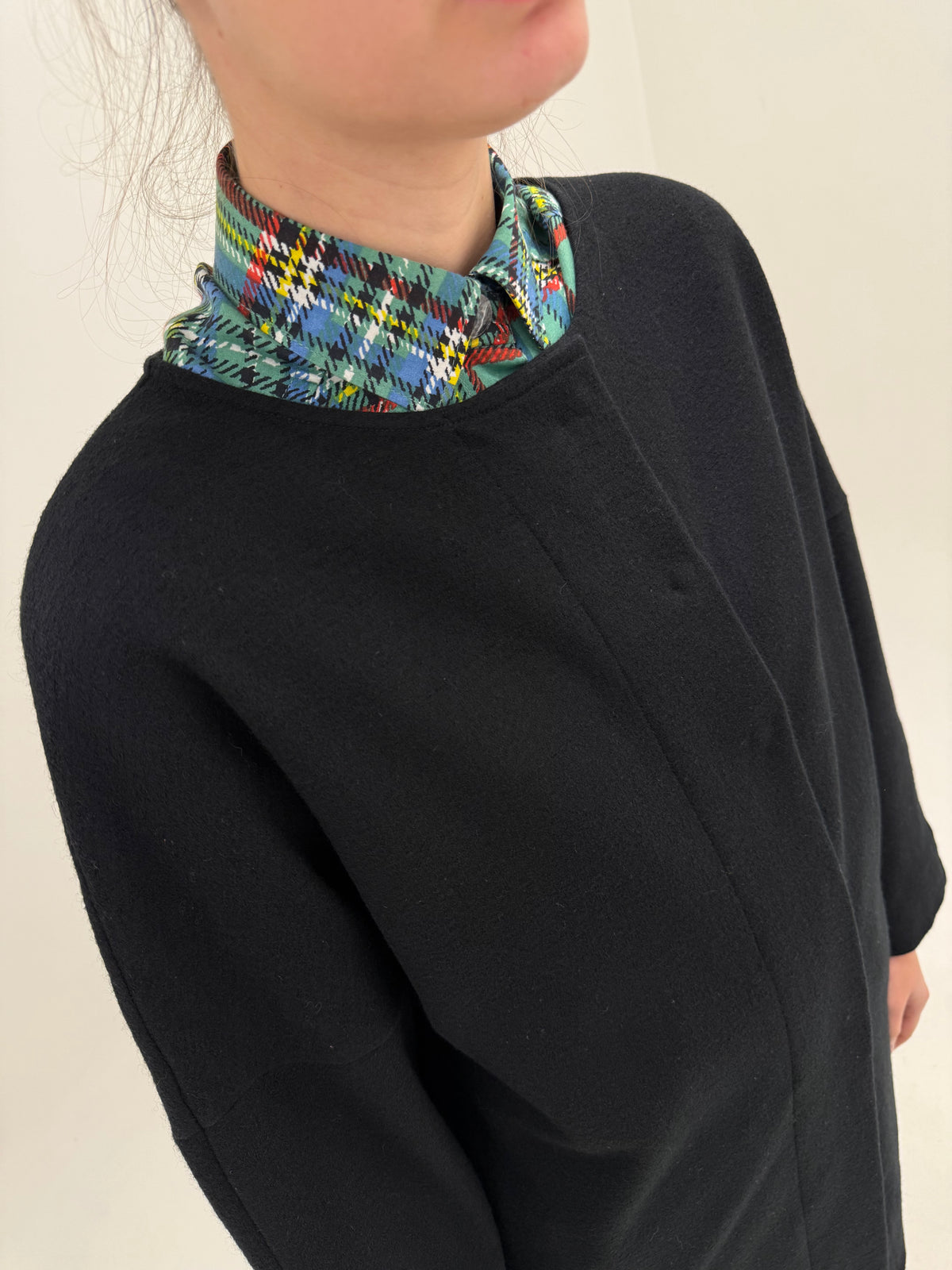 Palton COS negru din ‘boiled wool’ - lana cu bumbac în croi minimalist oversized