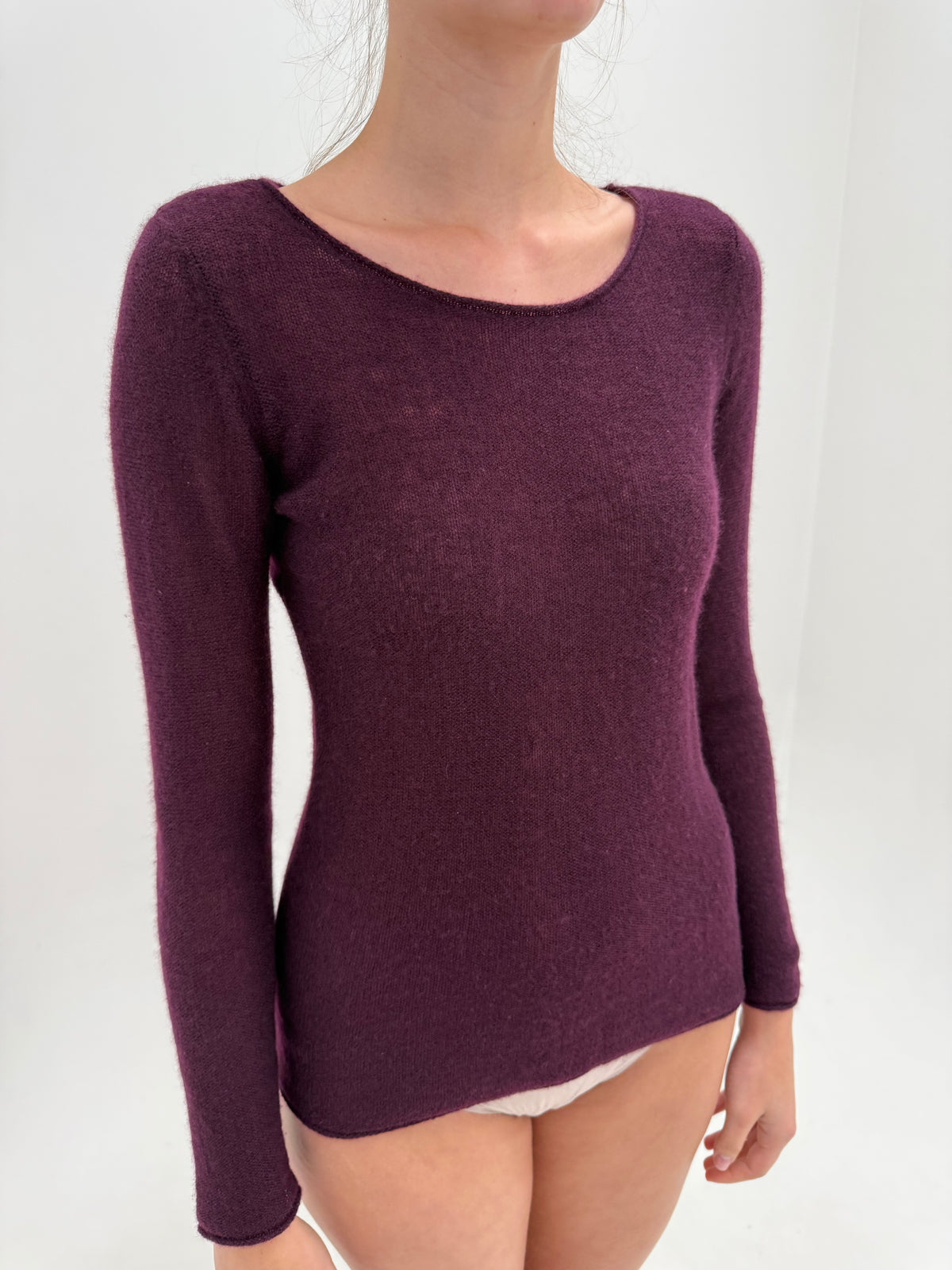 Pulover din camsir dark plum in croi pe corp
