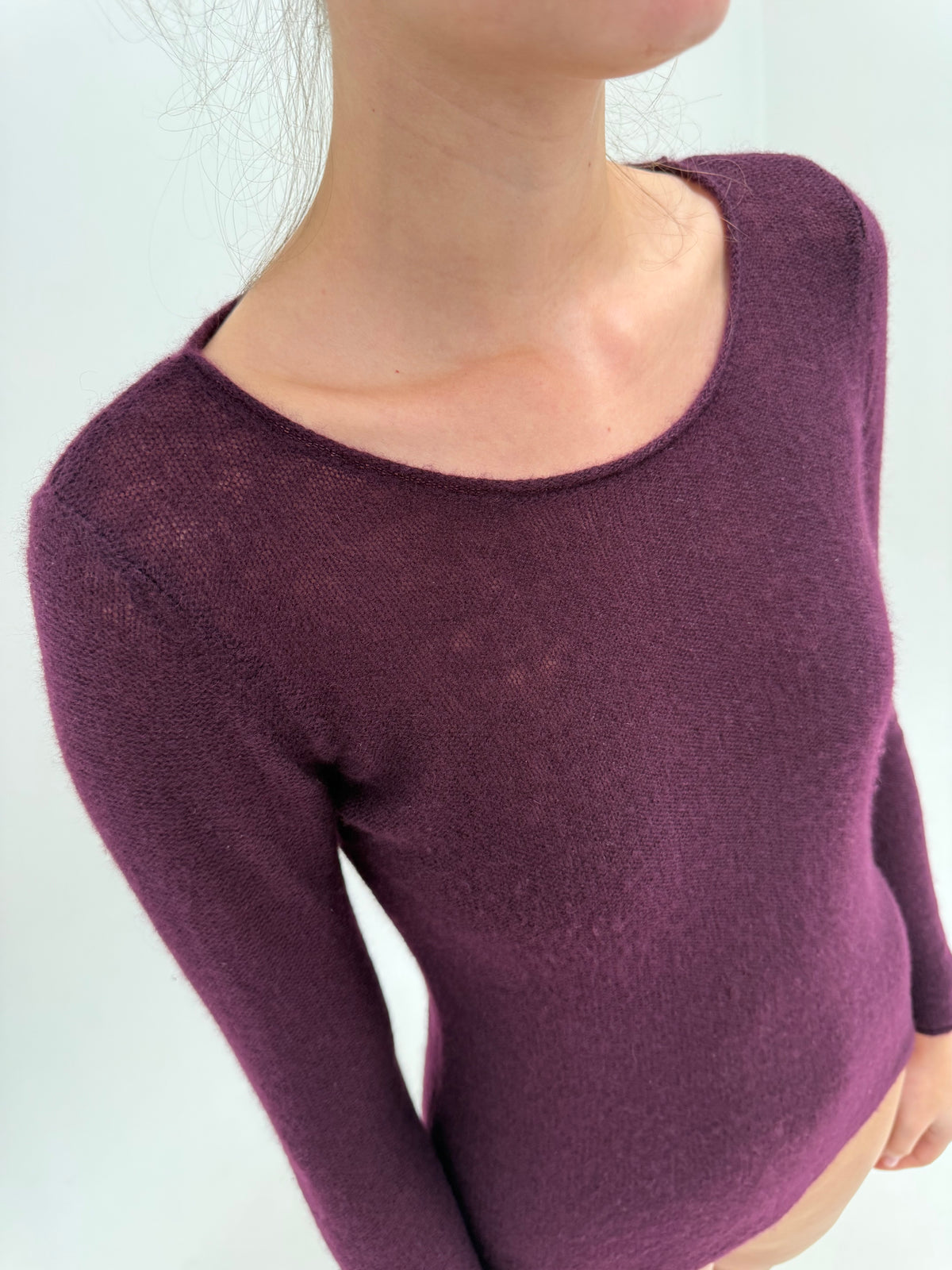 Pulover din camsir dark plum in croi pe corp