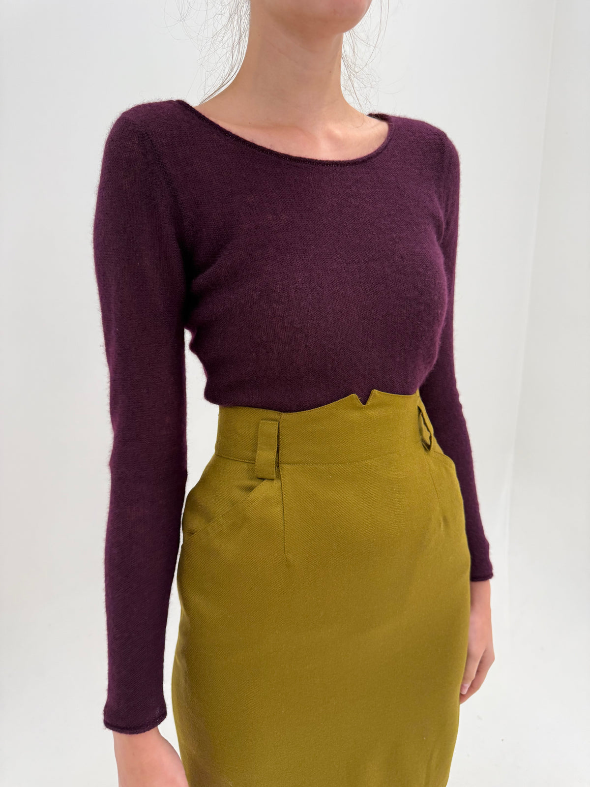 Pulover din camsir dark plum in croi pe corp