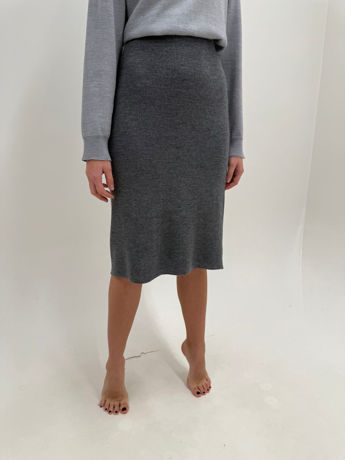 Fustă din tricot melanj gri de lana extrafina densa midi
