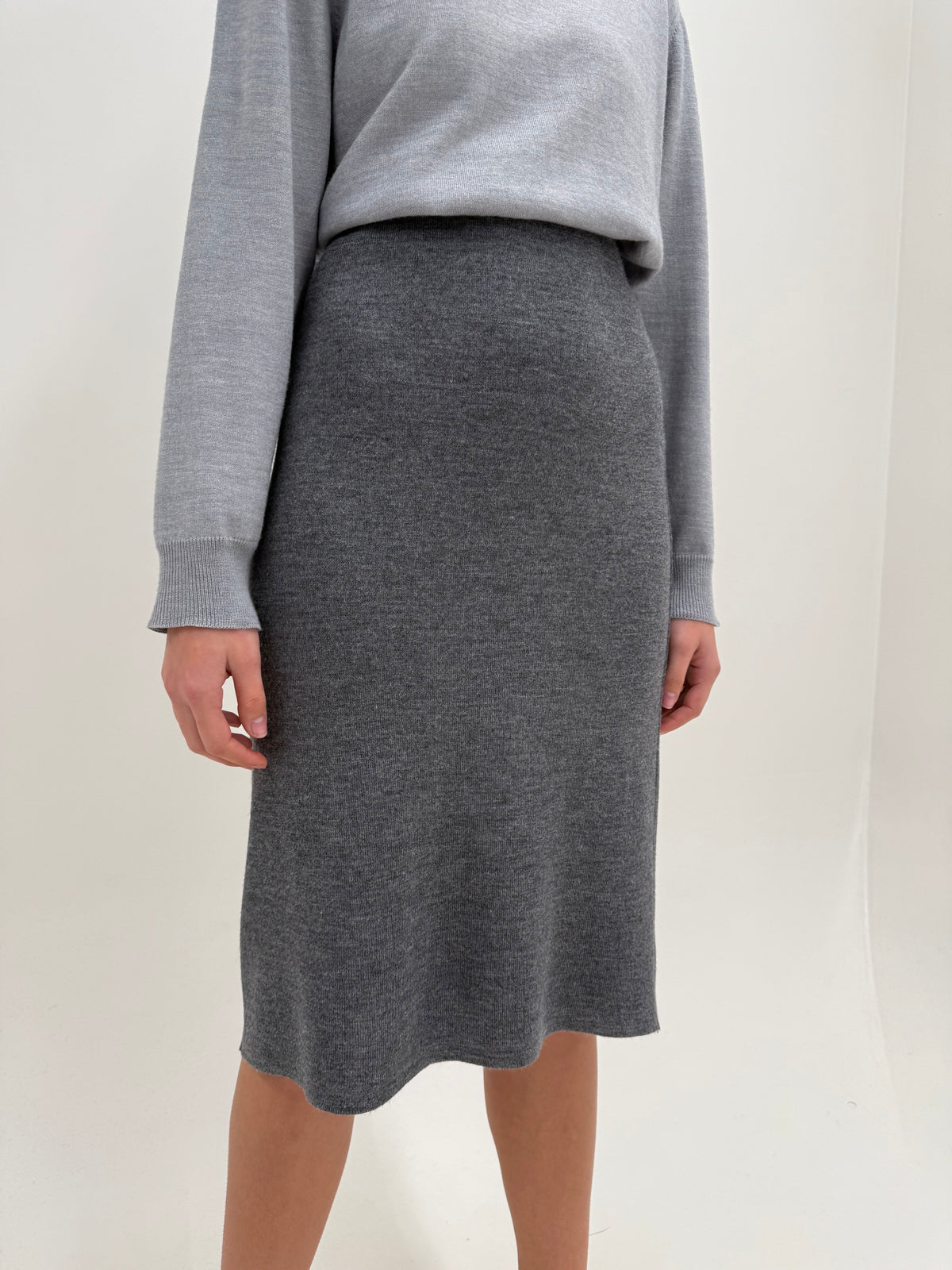 Fustă din tricot melanj gri de lana extrafina densa midi