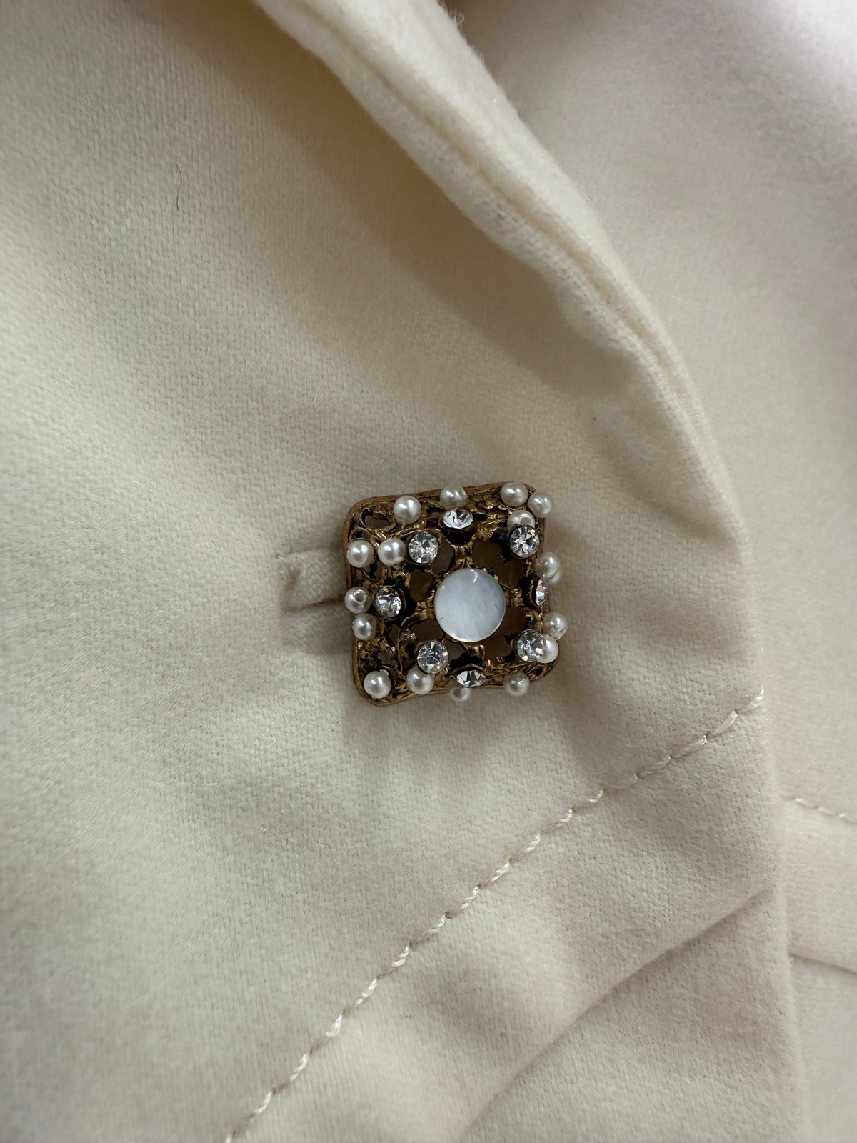 Palton old vintage anii 60 a la Jackie Keneddy elegant cu nasturi bijuterie
