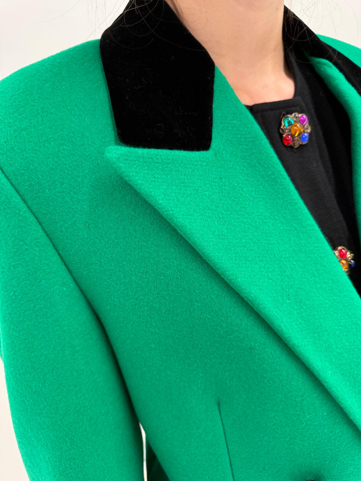 Palton emerald green cu detalii din catifea din lana groasă structurată