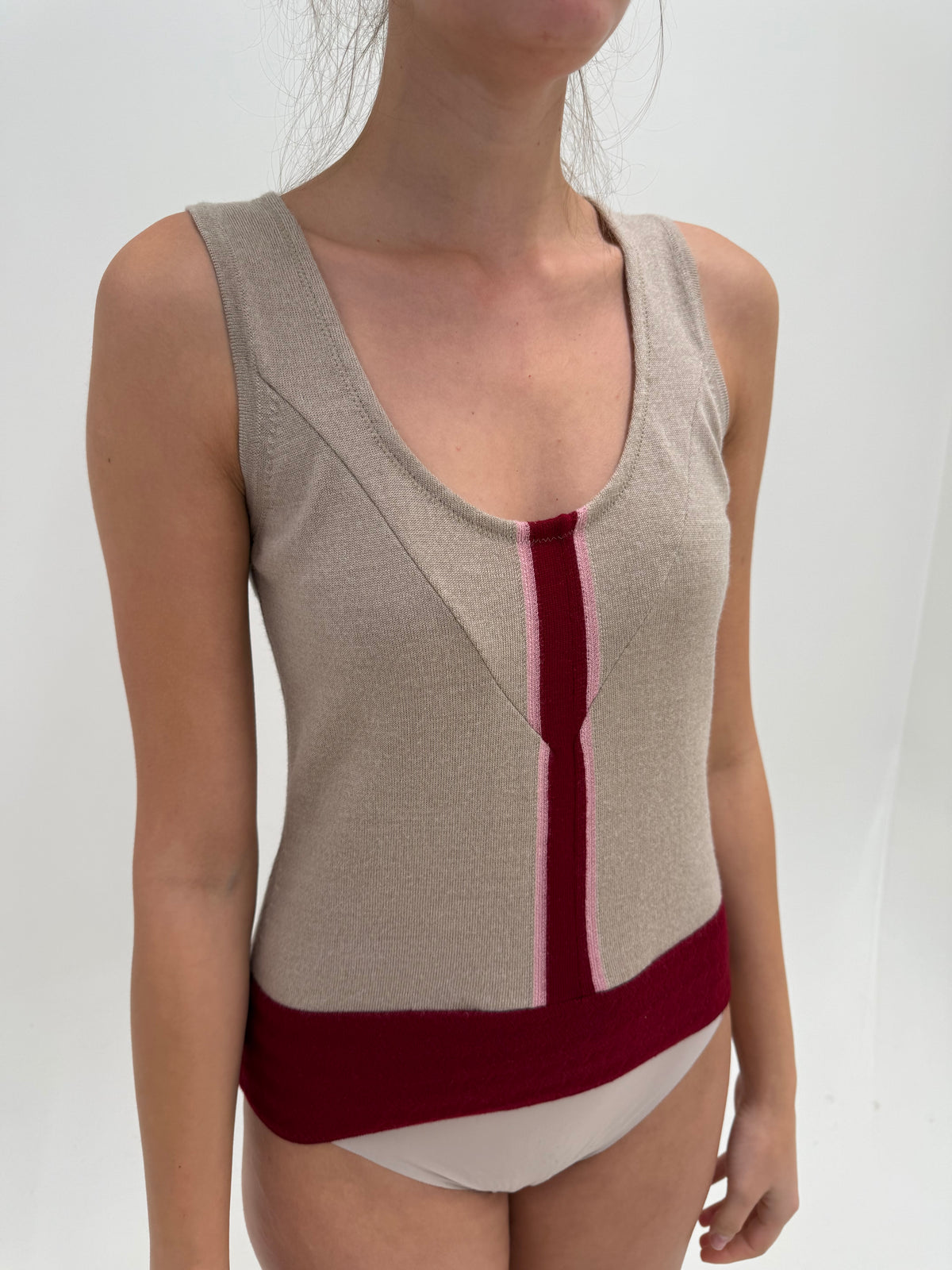 Top camel Hugo Boss cu detalii burgundy și roz geometrice din lana extrafina