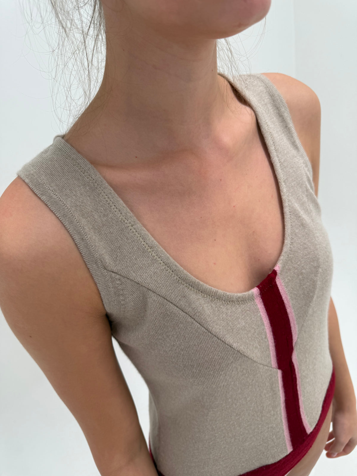 Top camel Hugo Boss cu detalii burgundy și roz geometrice din lana extrafina