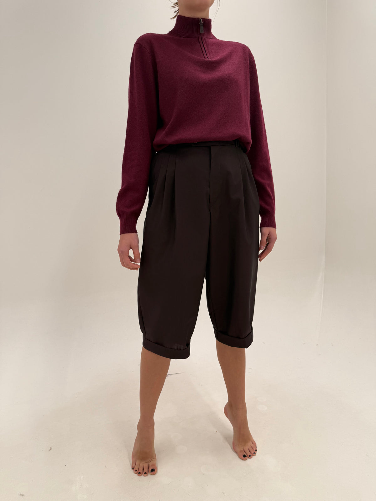 Pantaloni Bermuda din stofă excepțională de lana extrem de fină eggplant brown cu pense