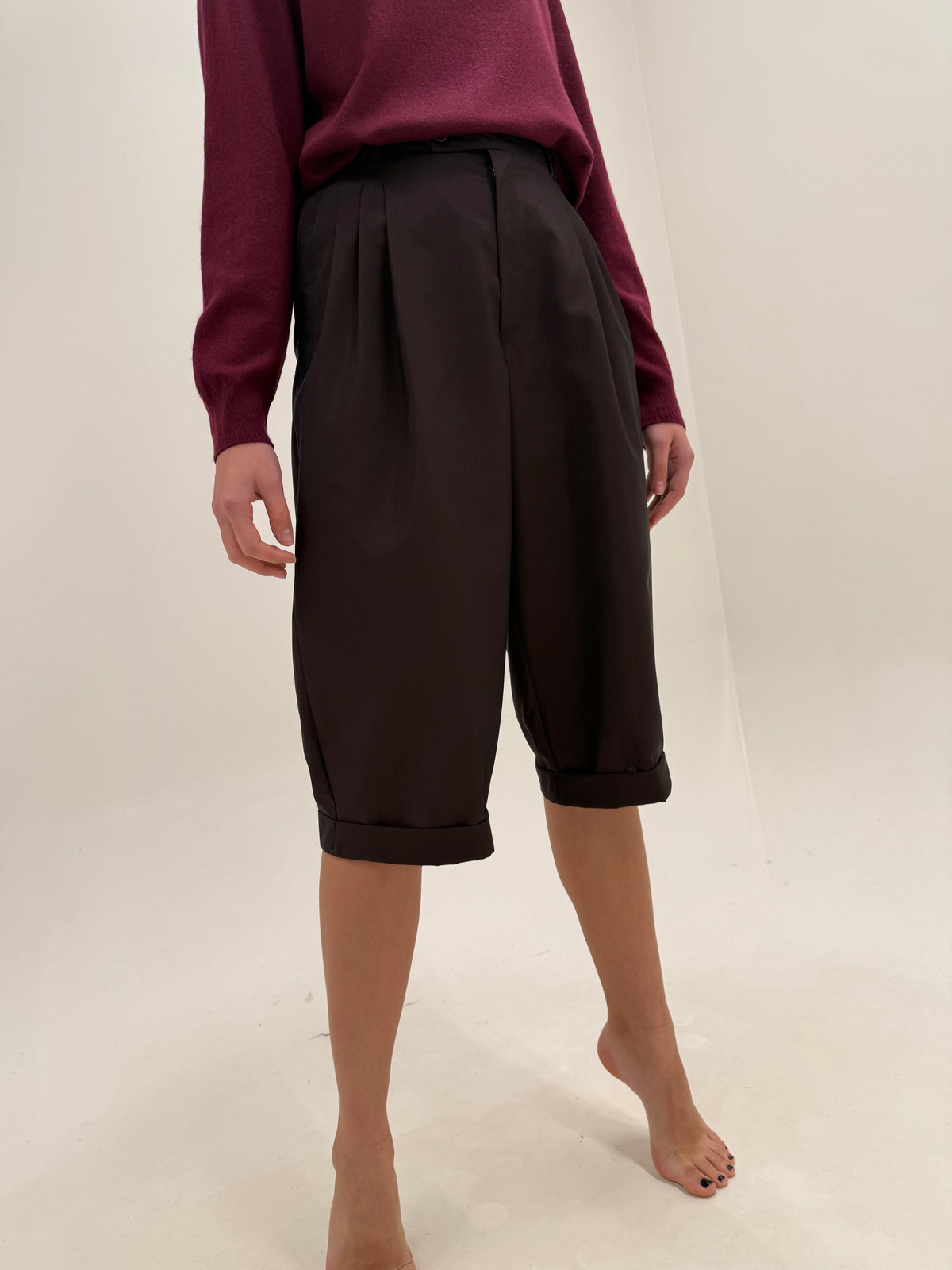 Pantaloni Bermuda din stofă excepțională de lana extrem de fină eggplant brown cu pense