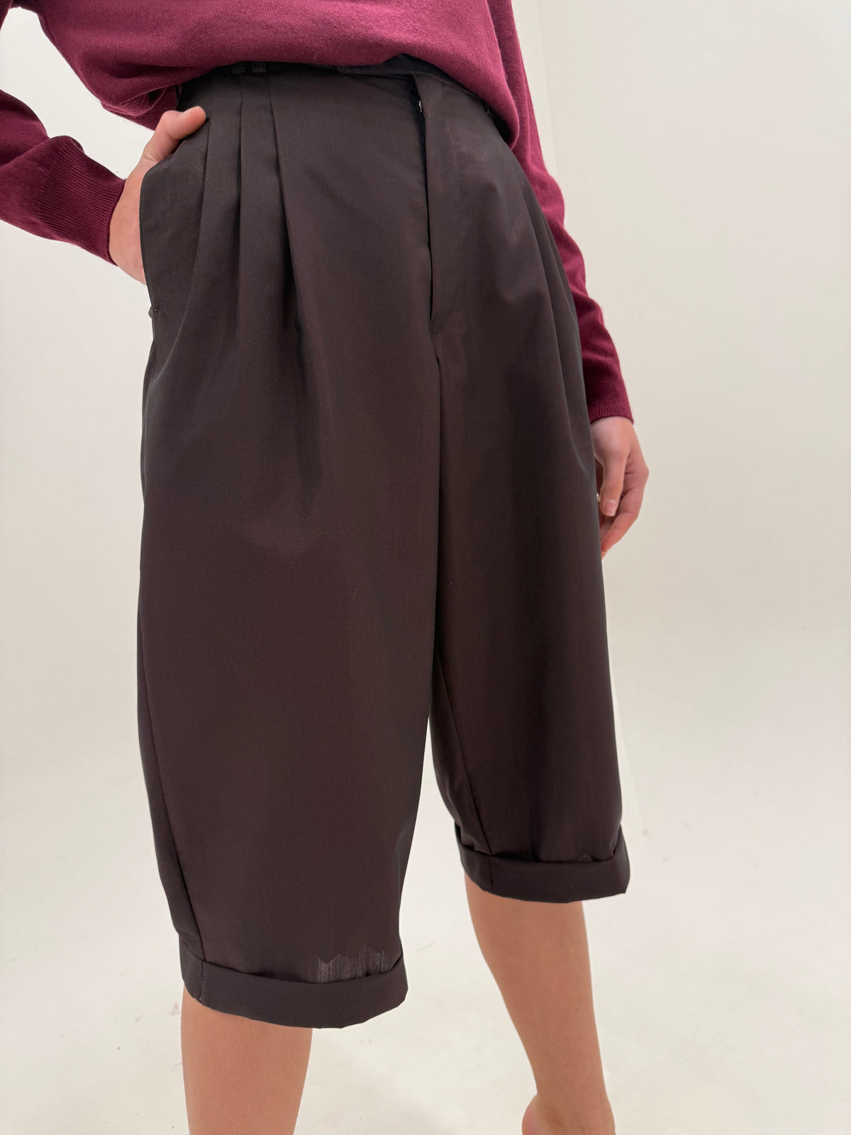Pantaloni Bermuda din stofă excepțională de lana extrem de fină eggplant brown cu pense