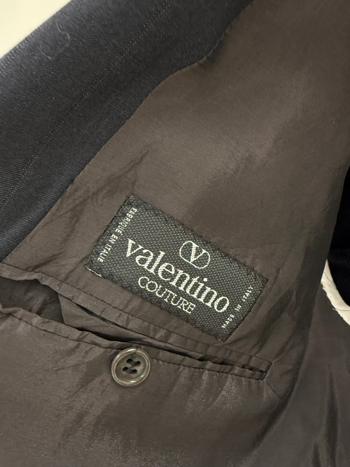 Costum Valentino Couture din stofă de lana extrafina cu dungi fine și închidere dublă cu revere late