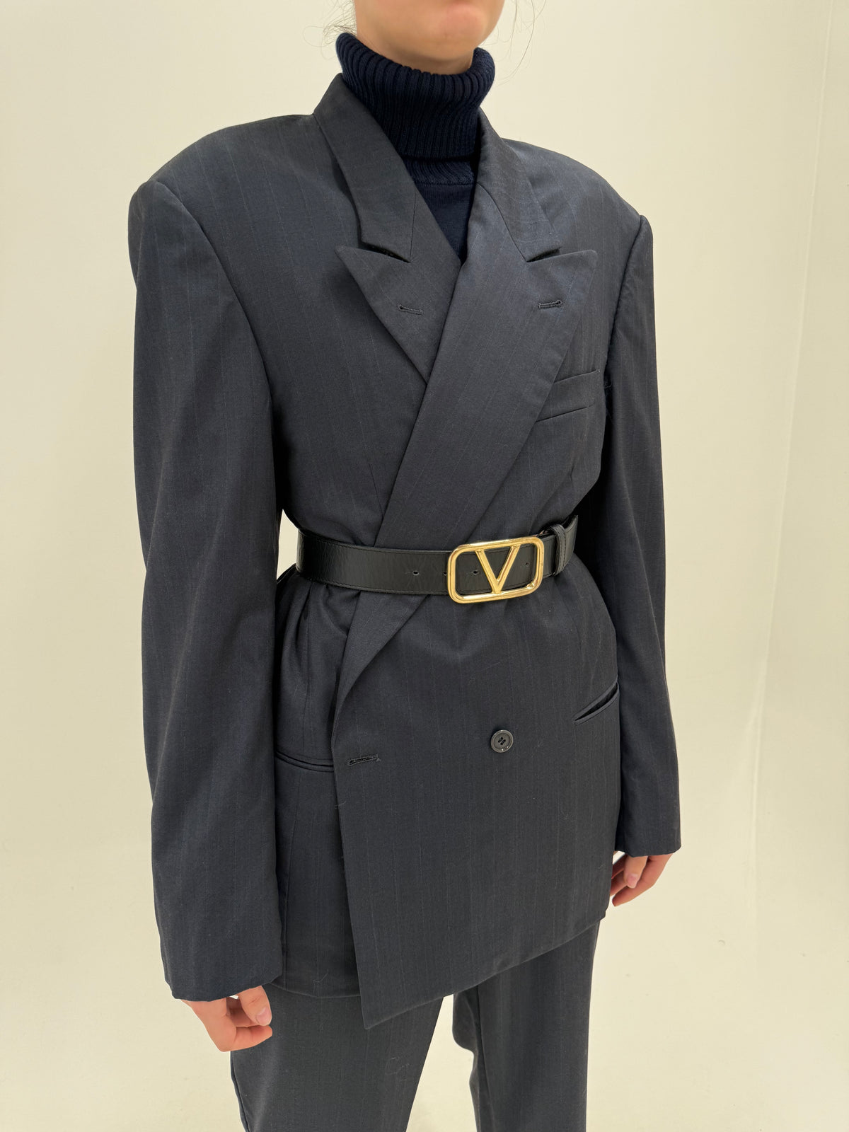 Costum Valentino Couture din stofă de lana extrafina cu dungi fine și închidere dublă cu revere late
