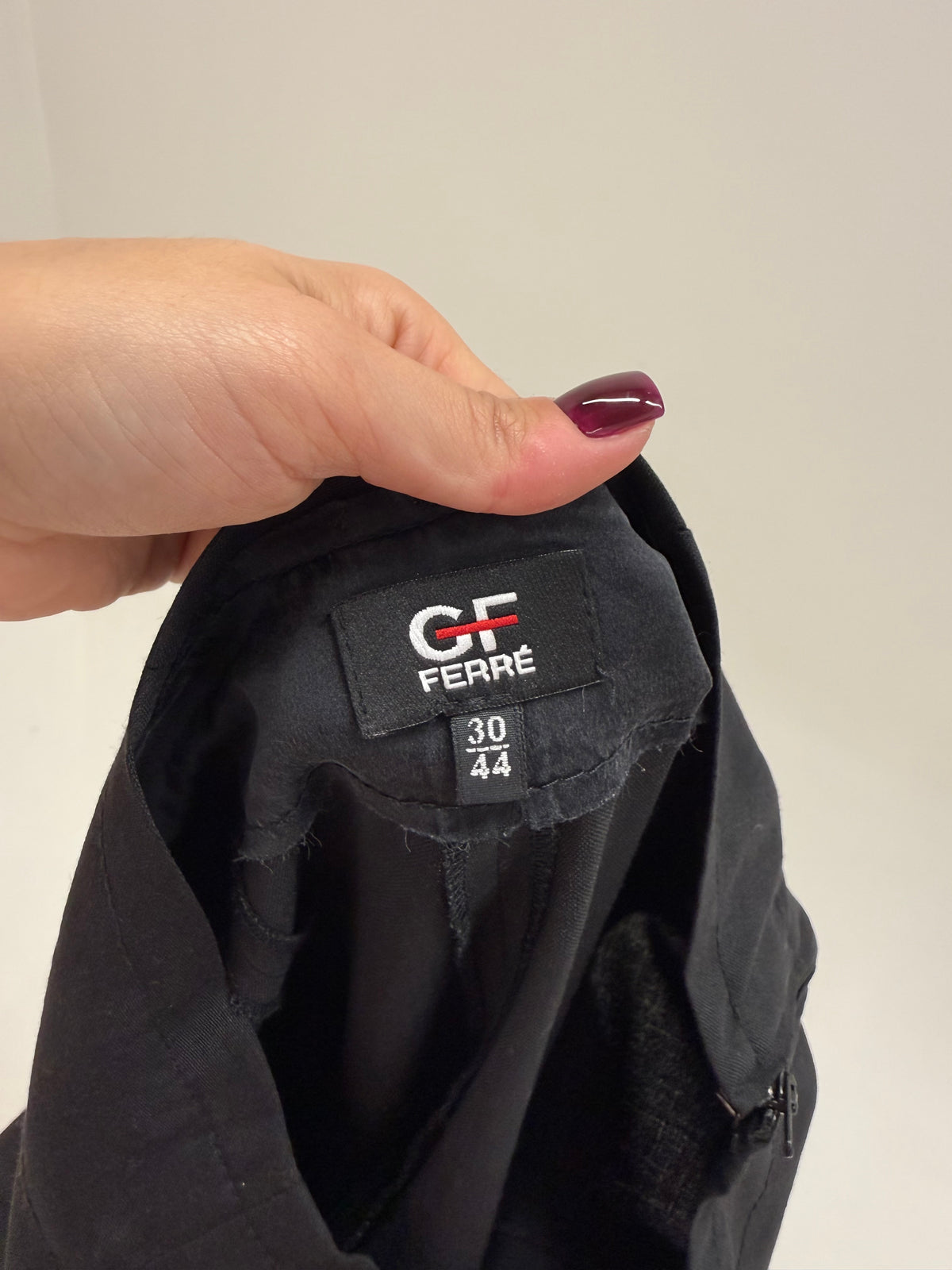 Pantaloni Gianfranco Ferre negri tall din lana extrafina confort în croi țigaretă