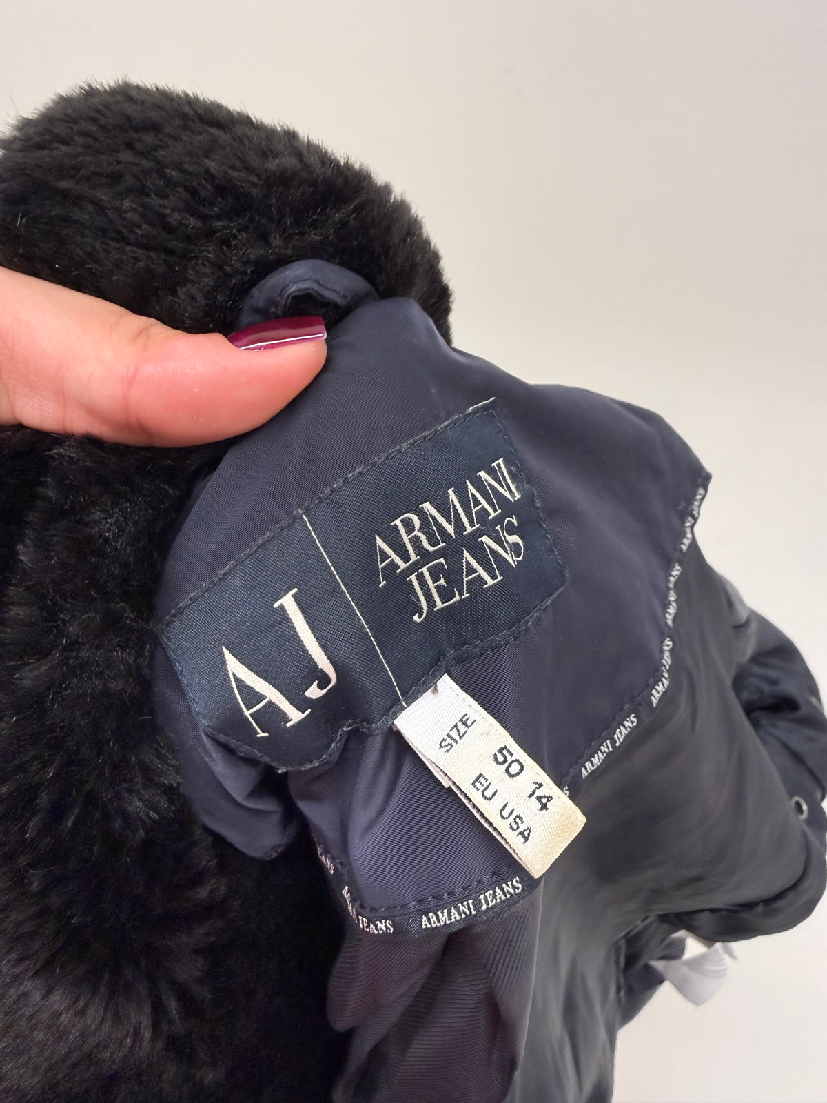 Puffer Armani (Emporio) cu talie marcată reglabilă din puf și pense de gasca