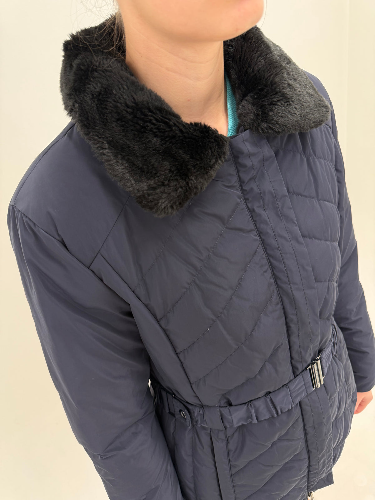 Puffer Armani (Emporio) cu talie marcată reglabilă din puf și pense de gasca