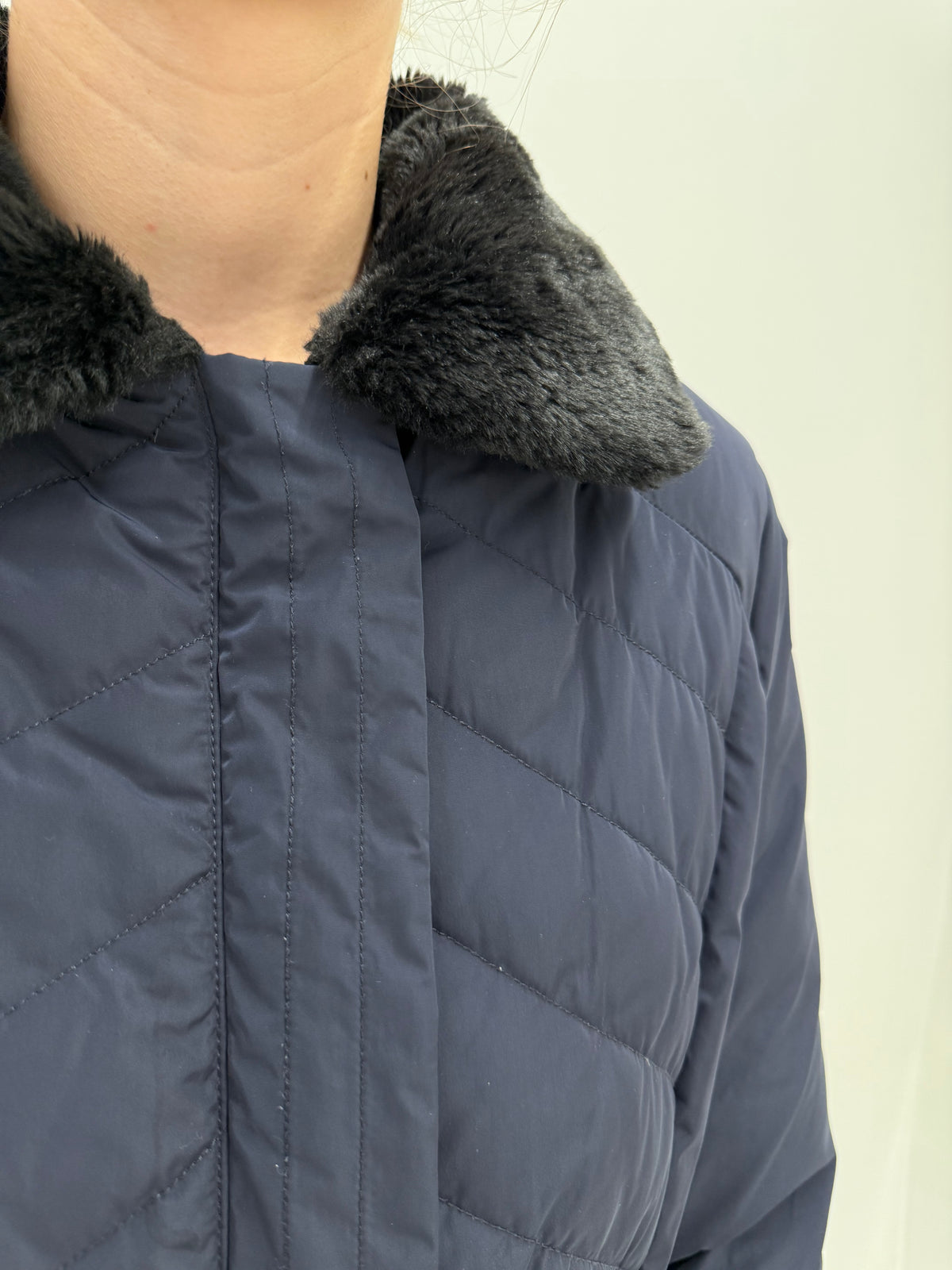 Puffer Armani (Emporio) cu talie marcată reglabilă din puf și pense de gasca