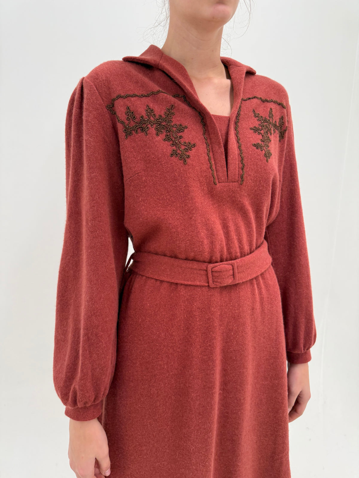 Rochie old vintage chestnut brown sfârșit de ani 70 din lana cu Angora plină și broderie delicată