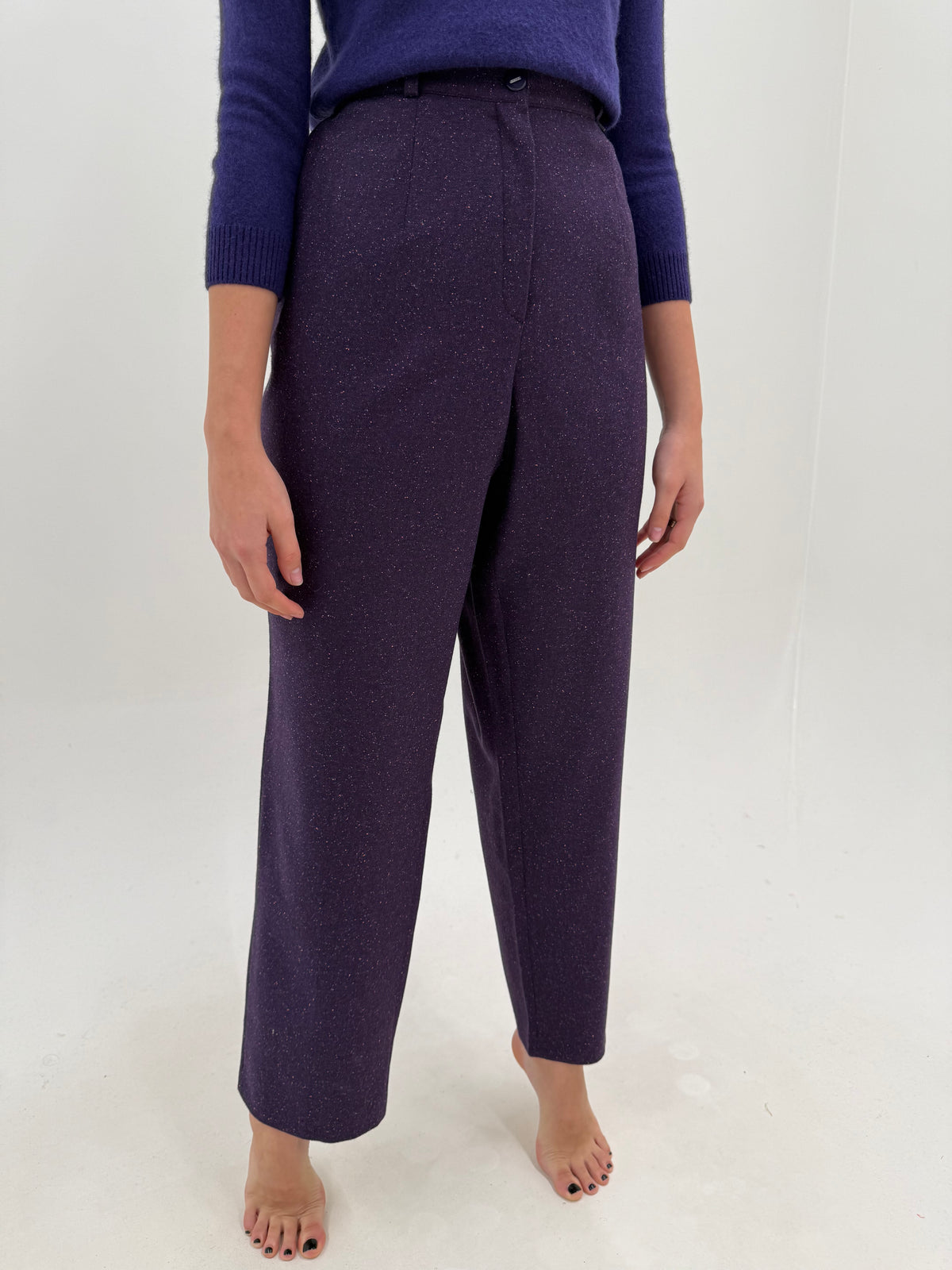 Pantaloni tall aubergine din tweed Donegal extrafina de lana cu mătase naturală cu solduri generoase