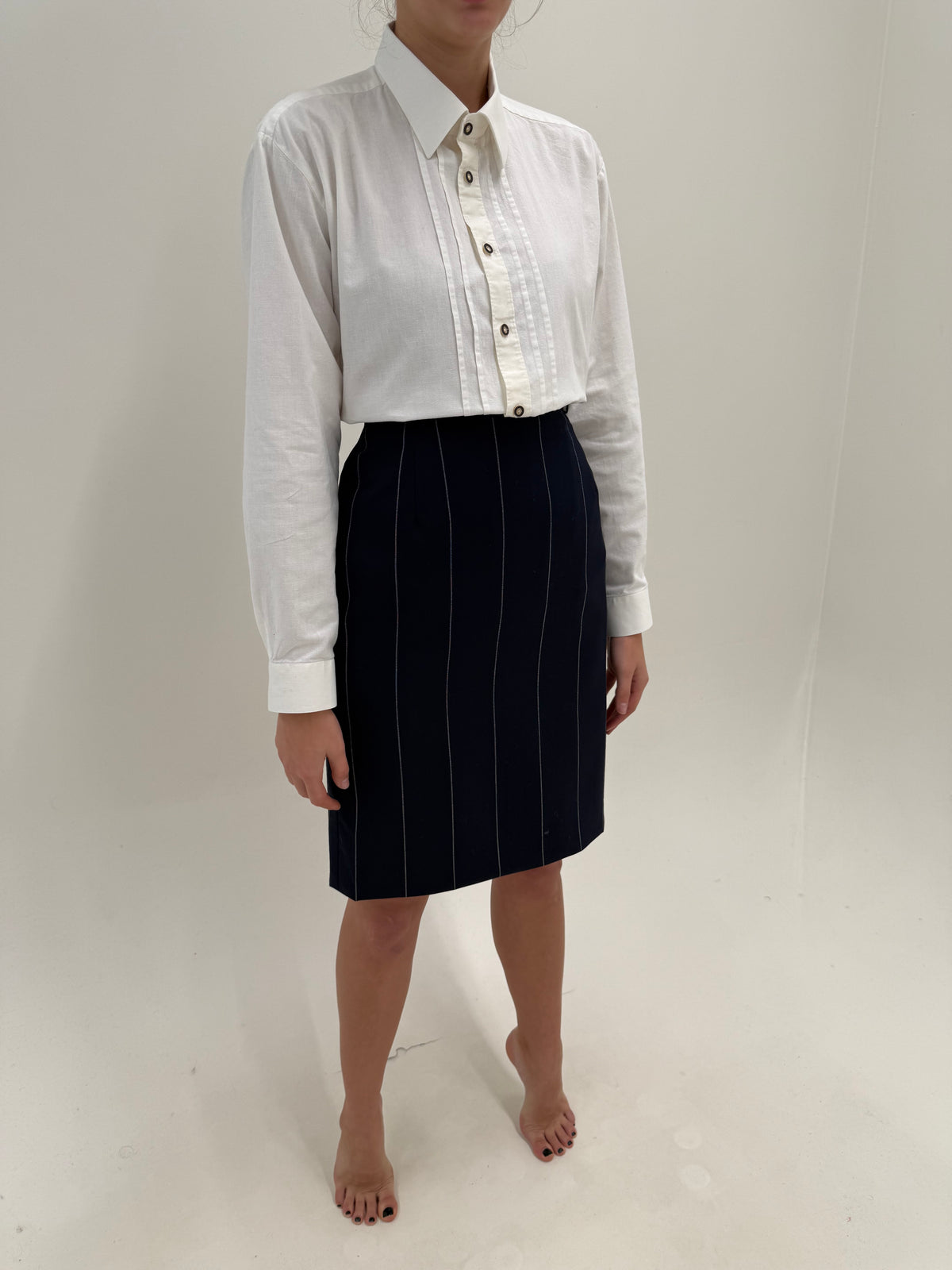 Costum italian din lana virgină extrafina cu dungi fine verticale în croi revenit în trend
