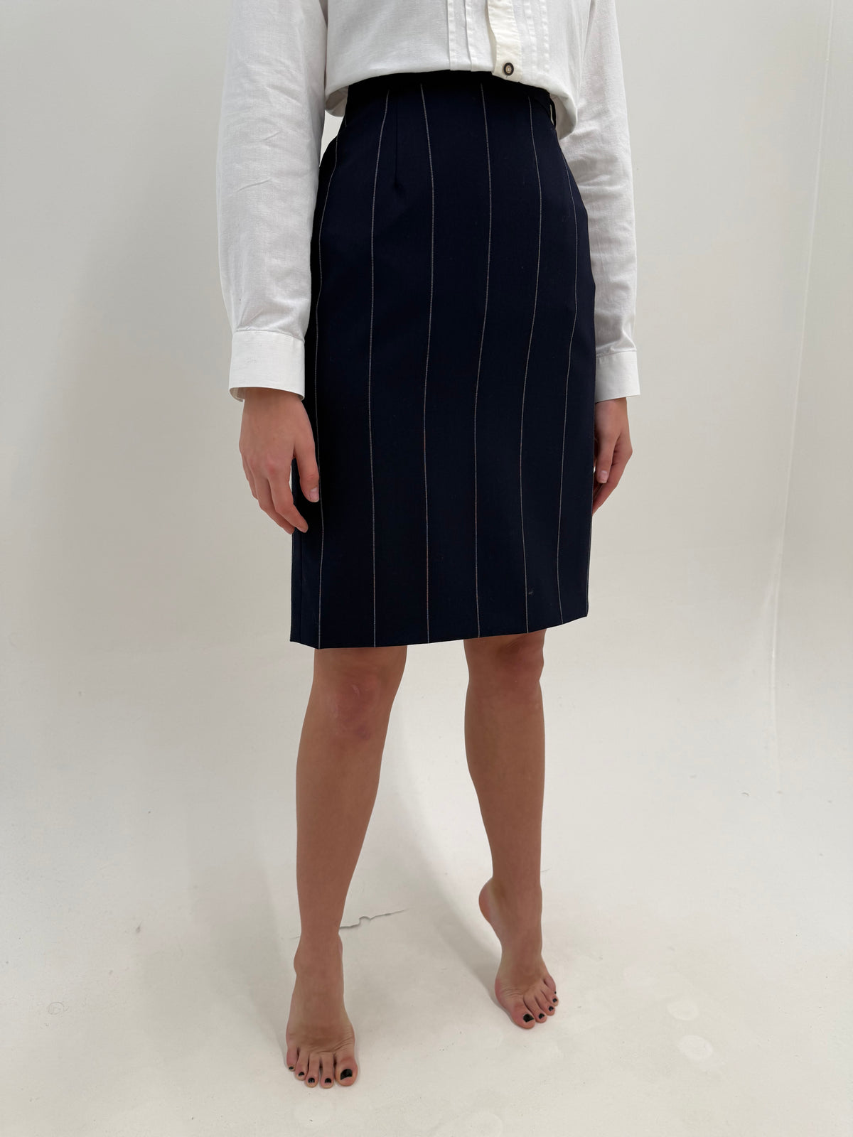 Costum italian din lana virgină extrafina cu dungi fine verticale în croi revenit în trend