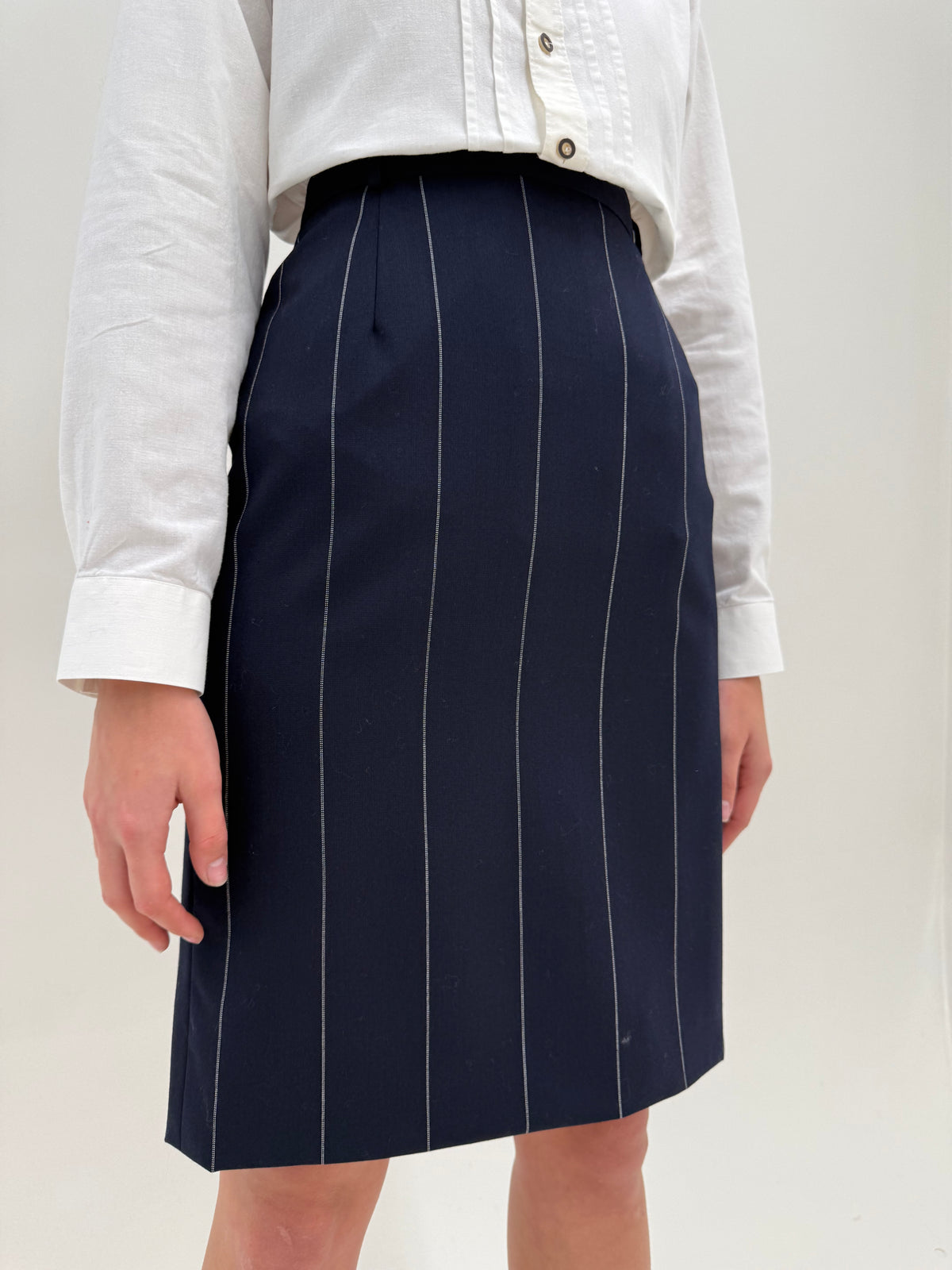 Costum italian din lana virgină extrafina cu dungi fine verticale în croi revenit în trend