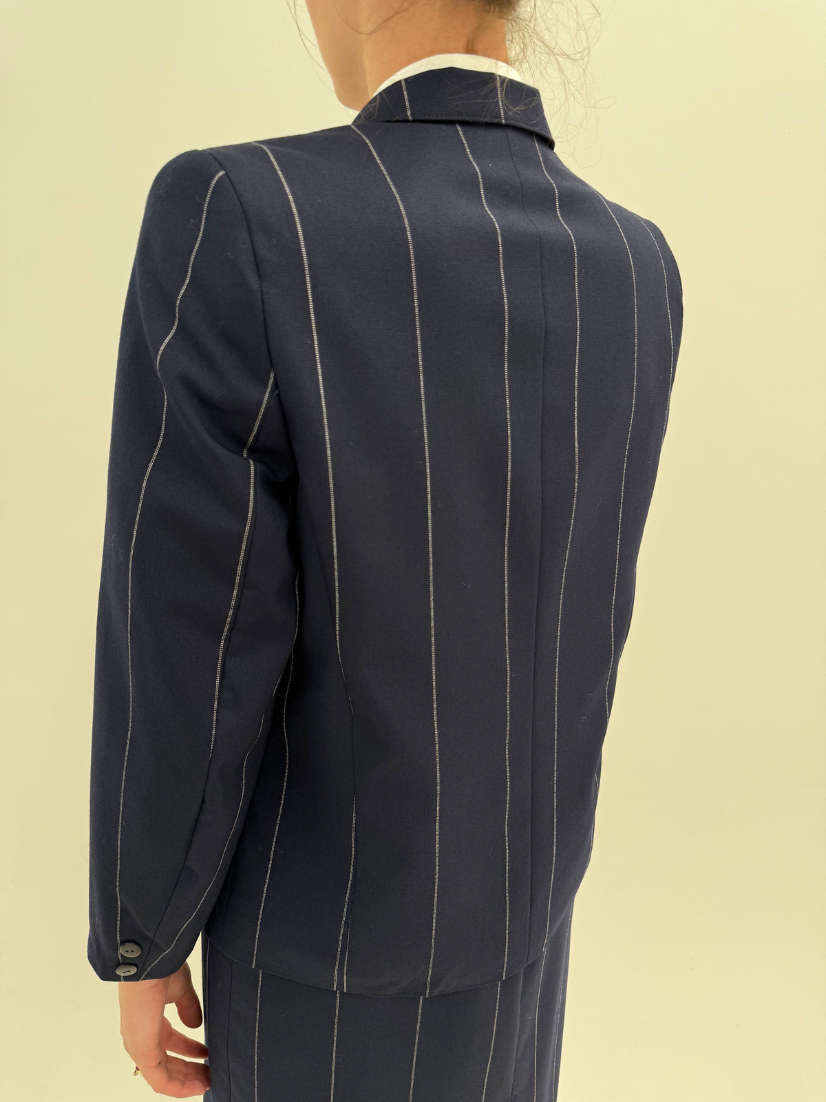 Costum italian din lana virgină extrafina cu dungi fine verticale în croi revenit în trend