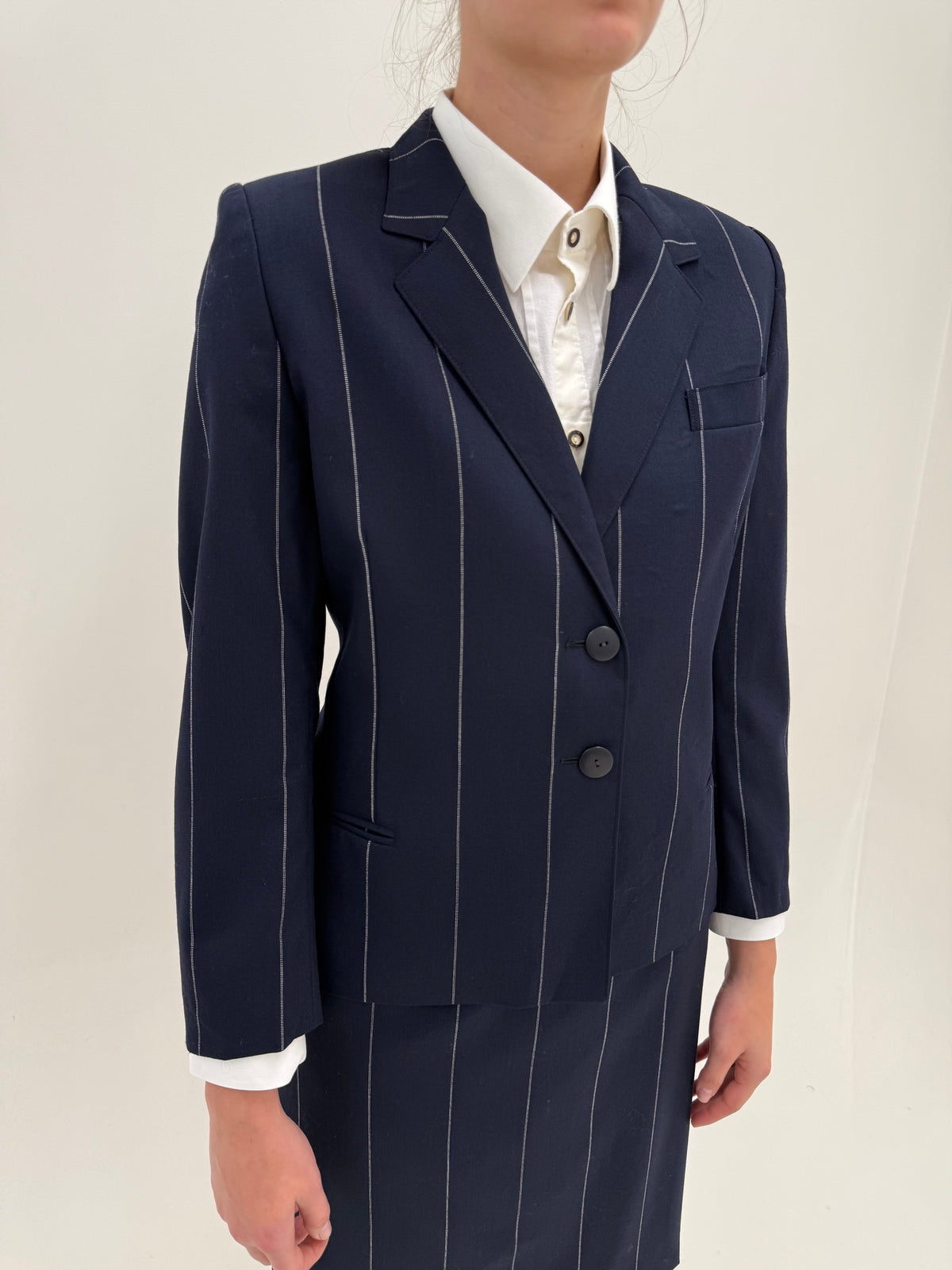 Costum italian din lana virgină extrafina cu dungi fine verticale în croi revenit în trend