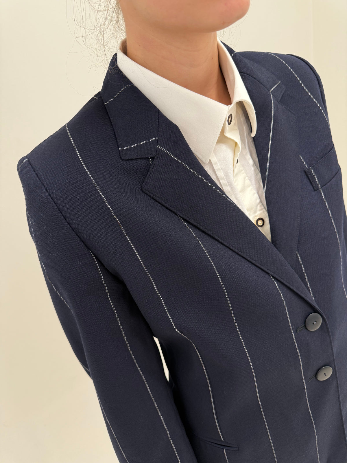 Costum italian din lana virgină extrafina cu dungi fine verticale în croi revenit în trend