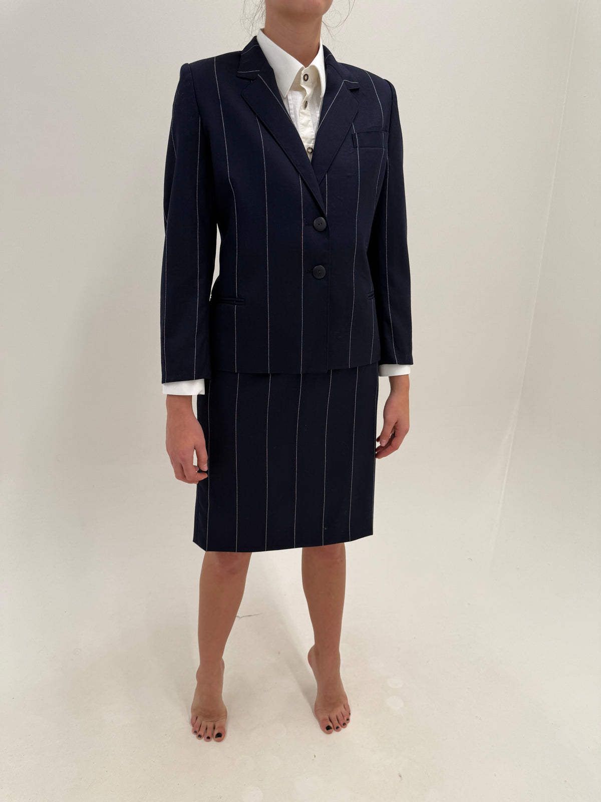 Costum italian din lana virgină extrafina cu dungi fine verticale în croi revenit în trend
